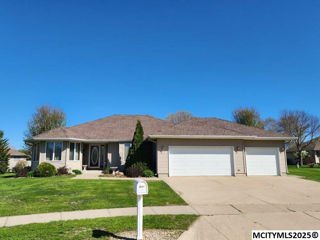 Property Photo: 1112 Sapphire Ct IA 50401