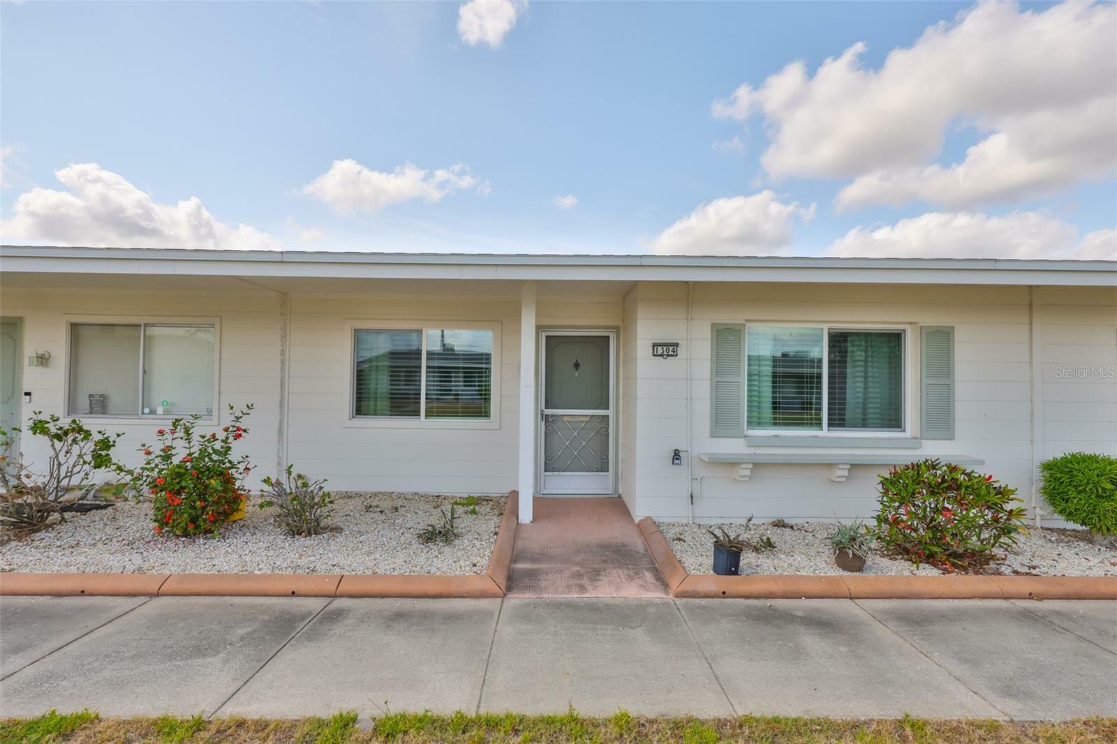 Property Photo: 1304 Burbank Court FL 33573