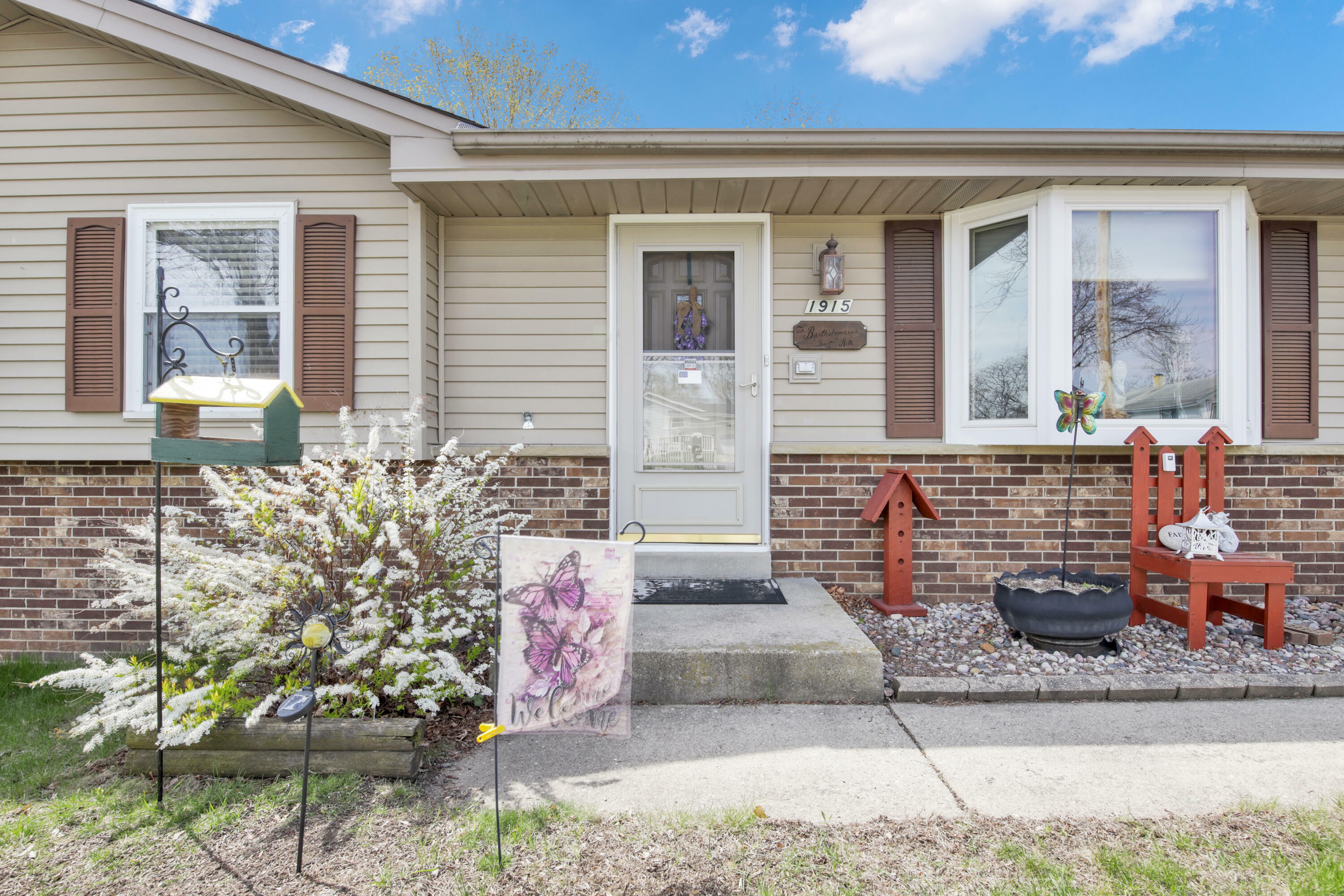 Property Photo: 1915 Canary St WI 53090