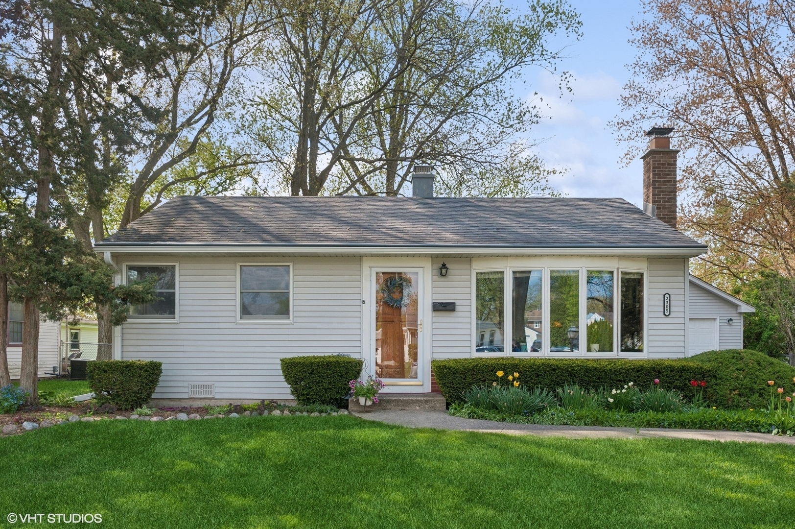 Property Photo: 2305 Jay Lane IL 60008