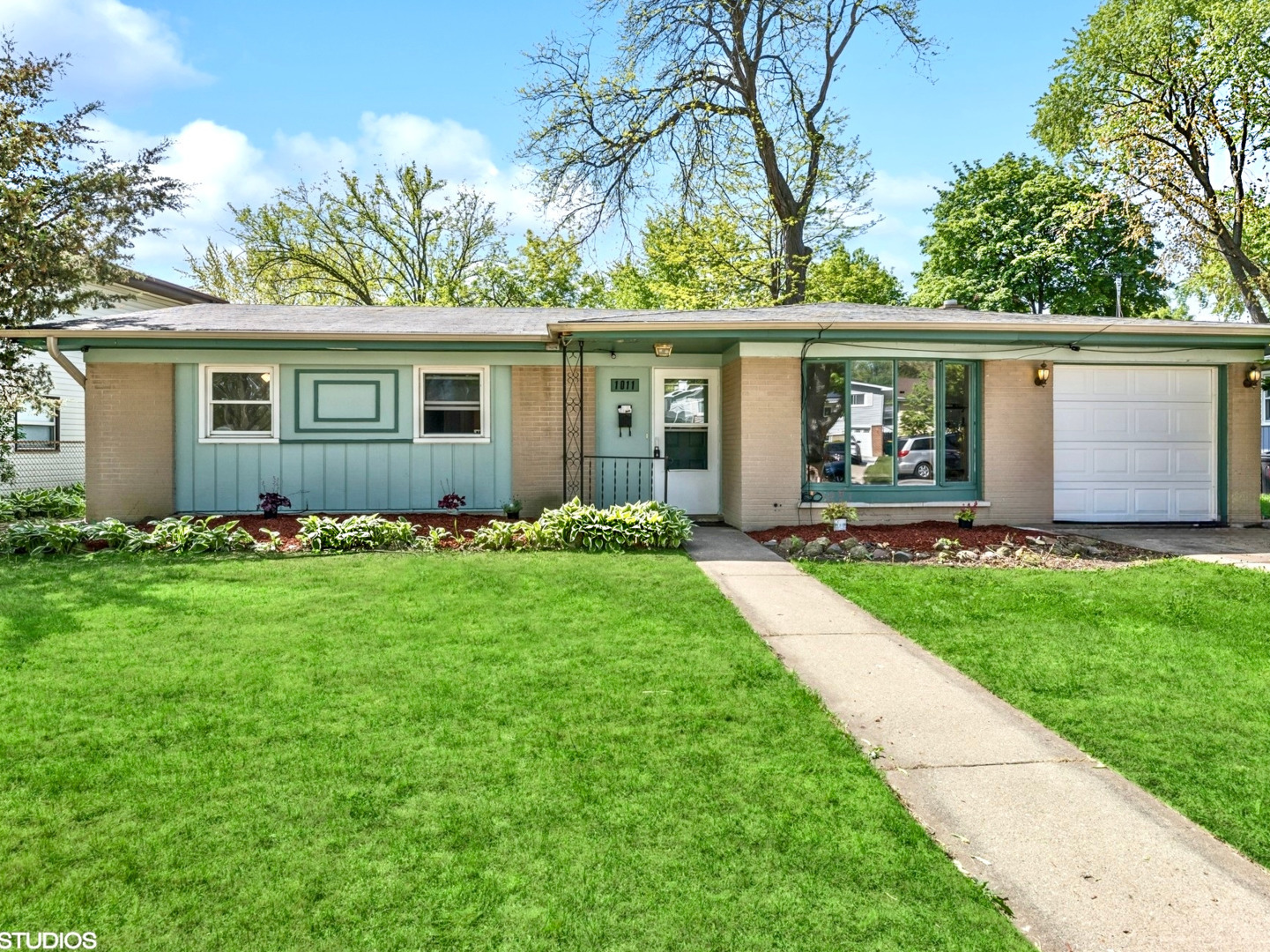 Property Photo:  1011 Beverly Drive  IL 60090 