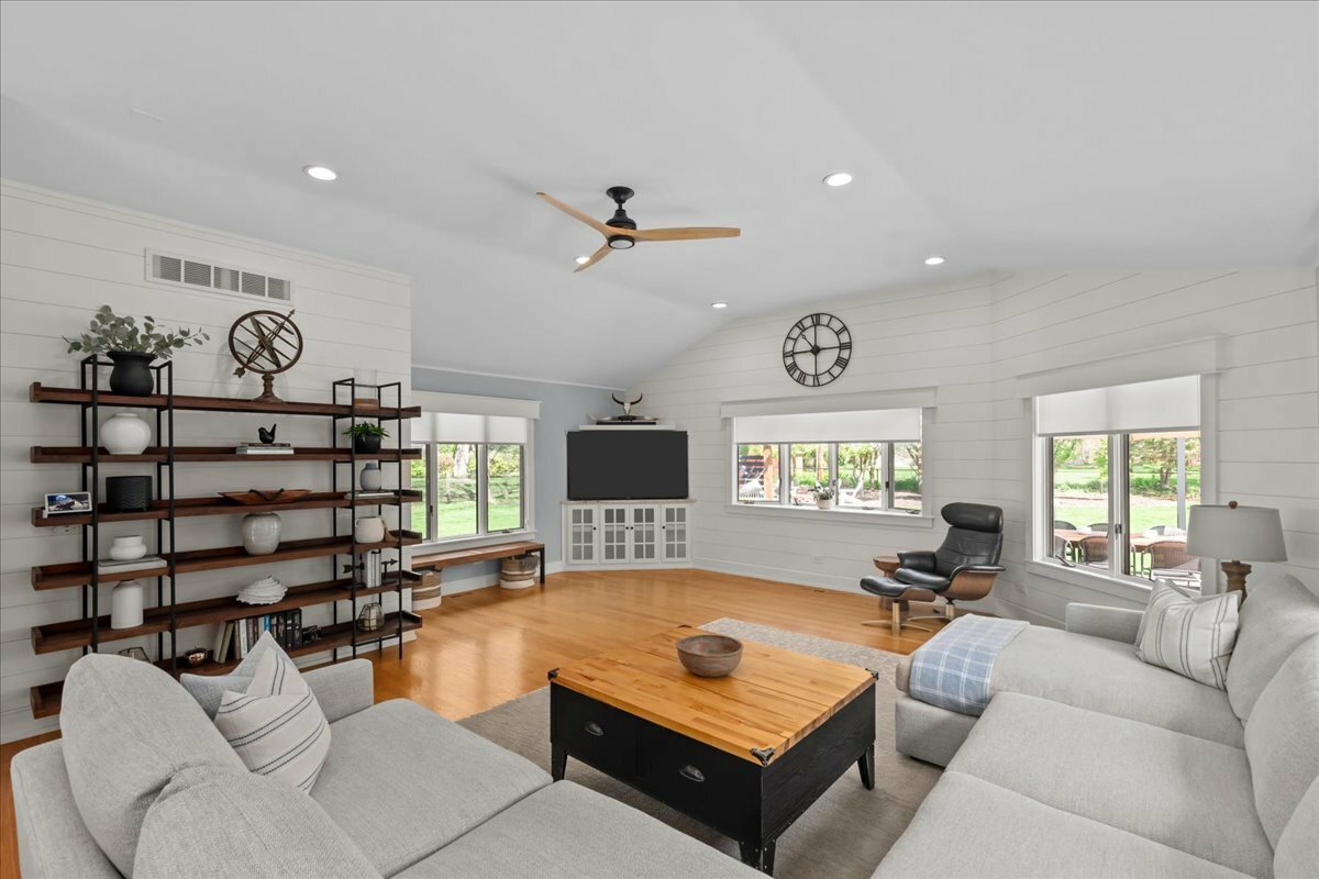 Property Photo: 208 North Parkway IL 60070
