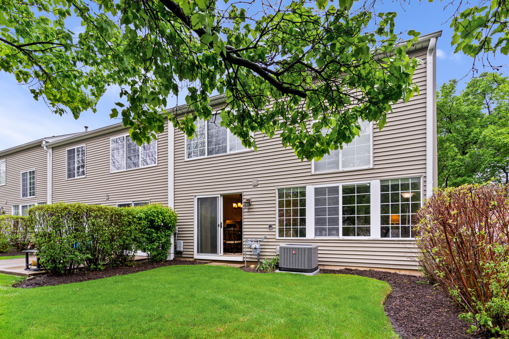 Property Photo: 1277 Silk Oak Lane IL 60103
