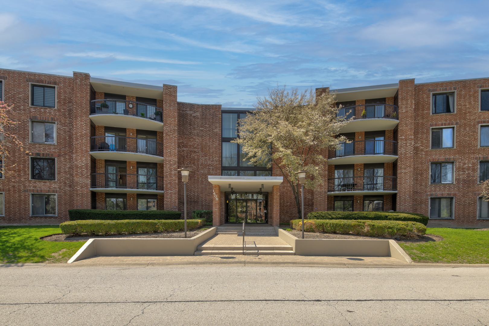 Property Photo: 1405 E Central Road 316B IL 60005