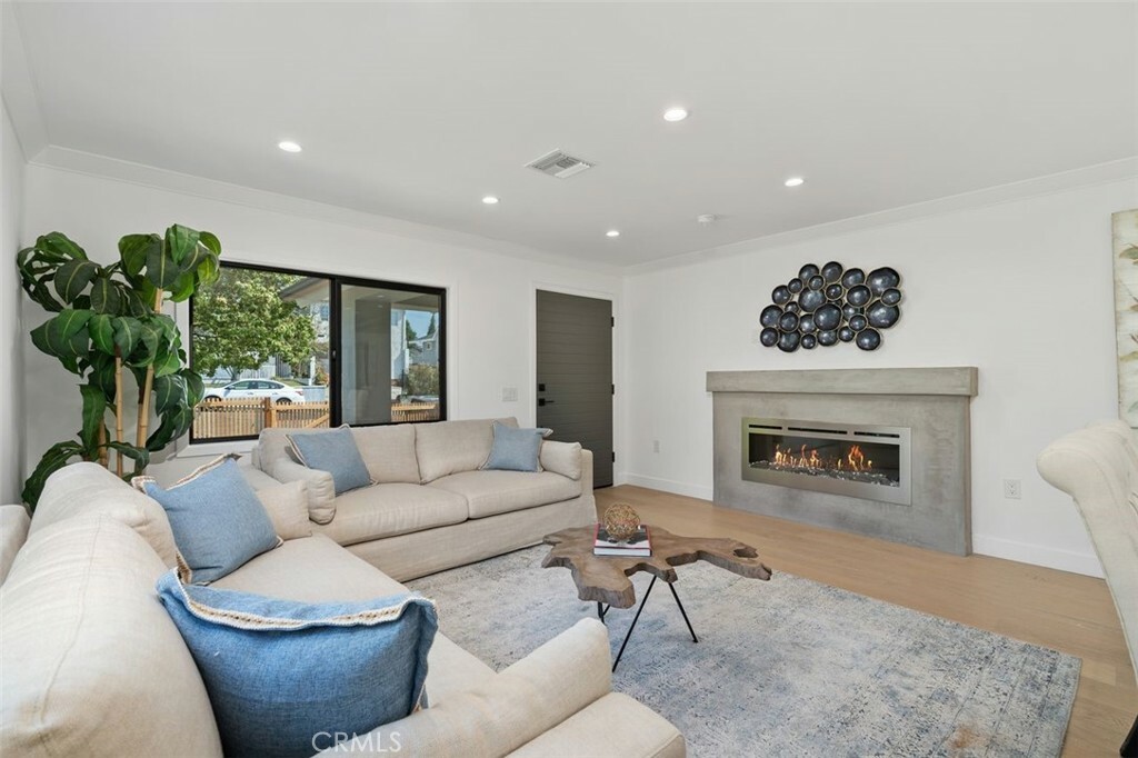Property Photo:  4366 Camero Avenue  CA 90027 