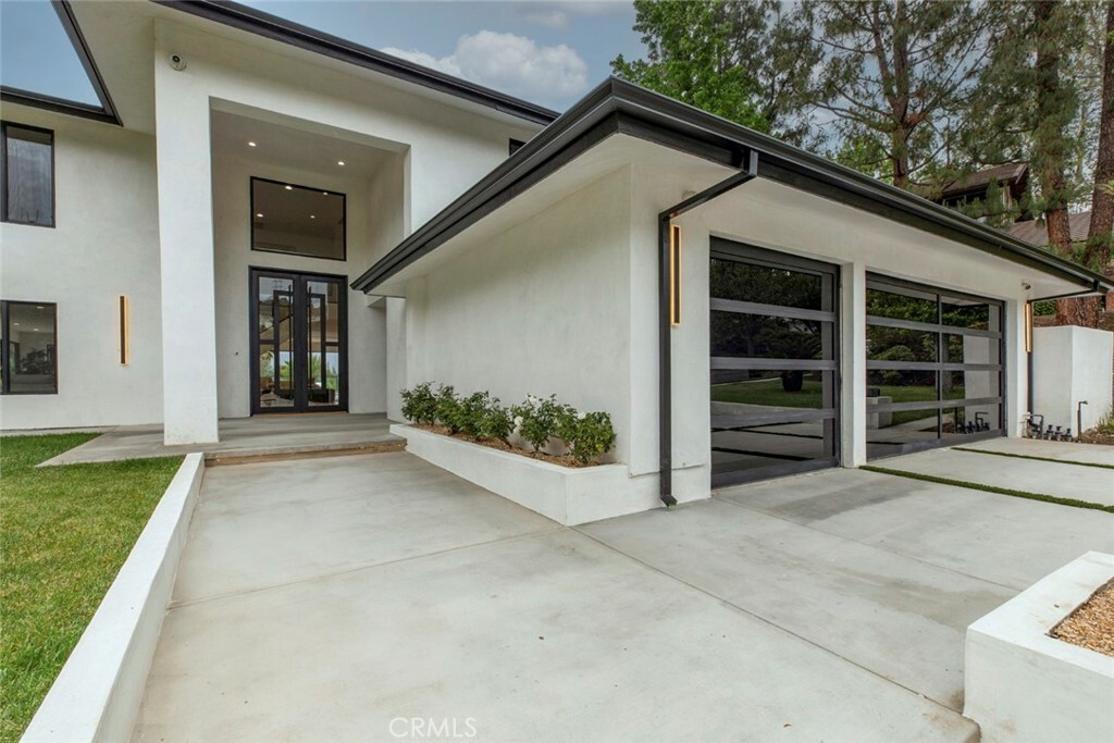 Property Photo: 18101 Green Meadow Drive CA 91316