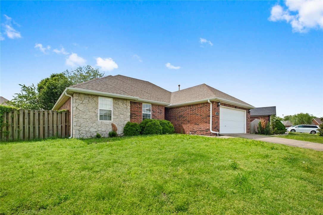 Property Photo: 711 Reisling Street AR 72719