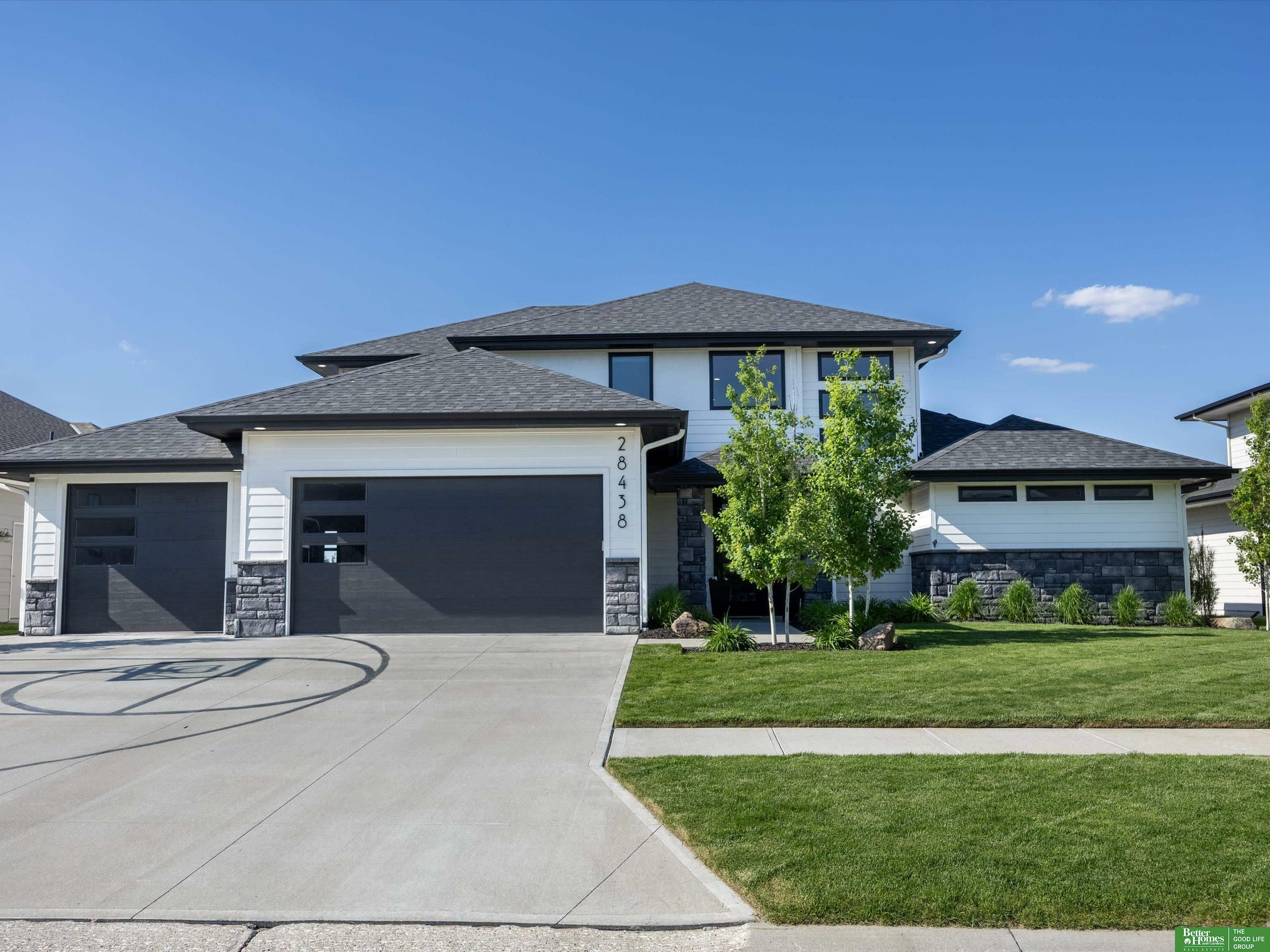 Property Photo: 28438 Laurel Circle NE 68064