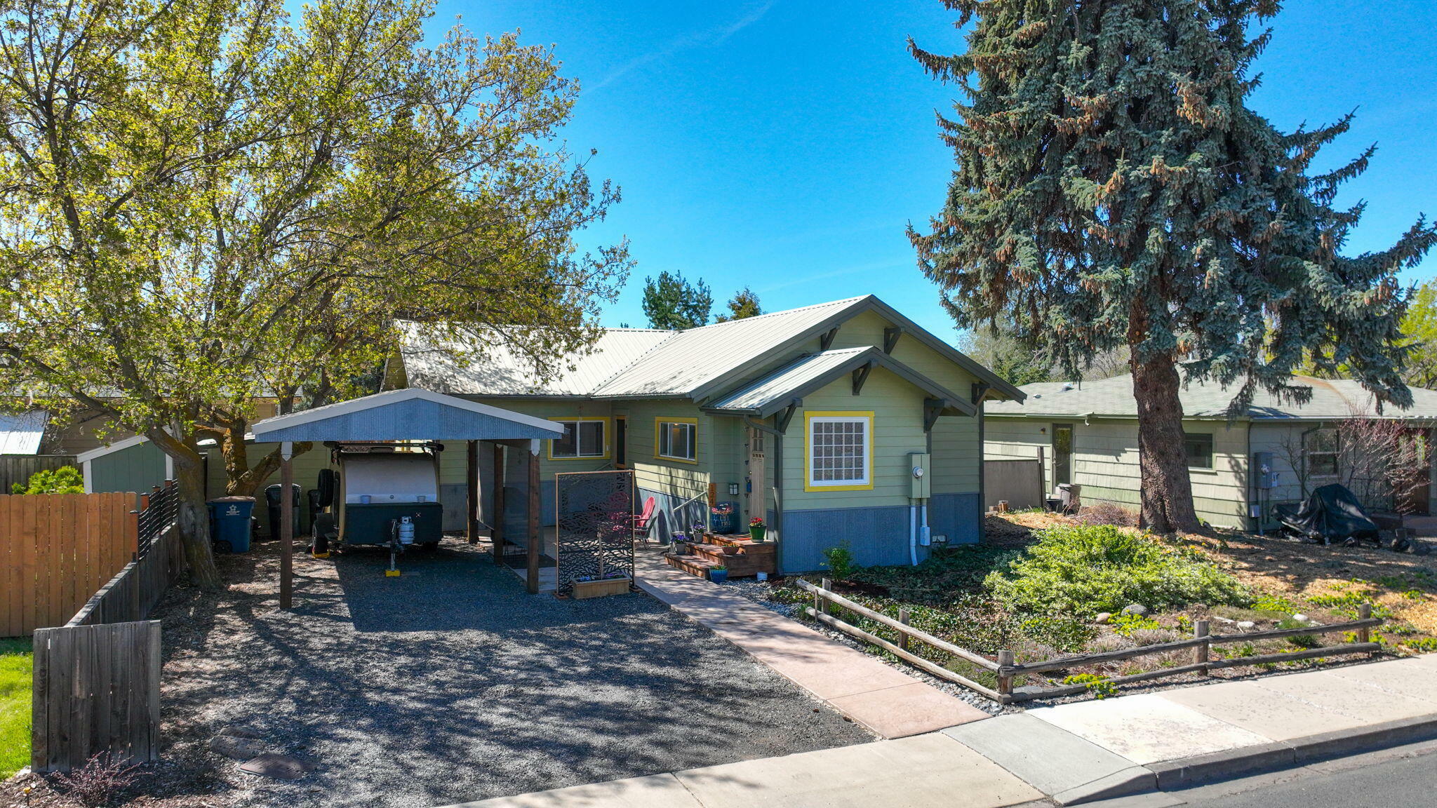 Property Photo: 124 NW Dogwood Avenue OR 97756