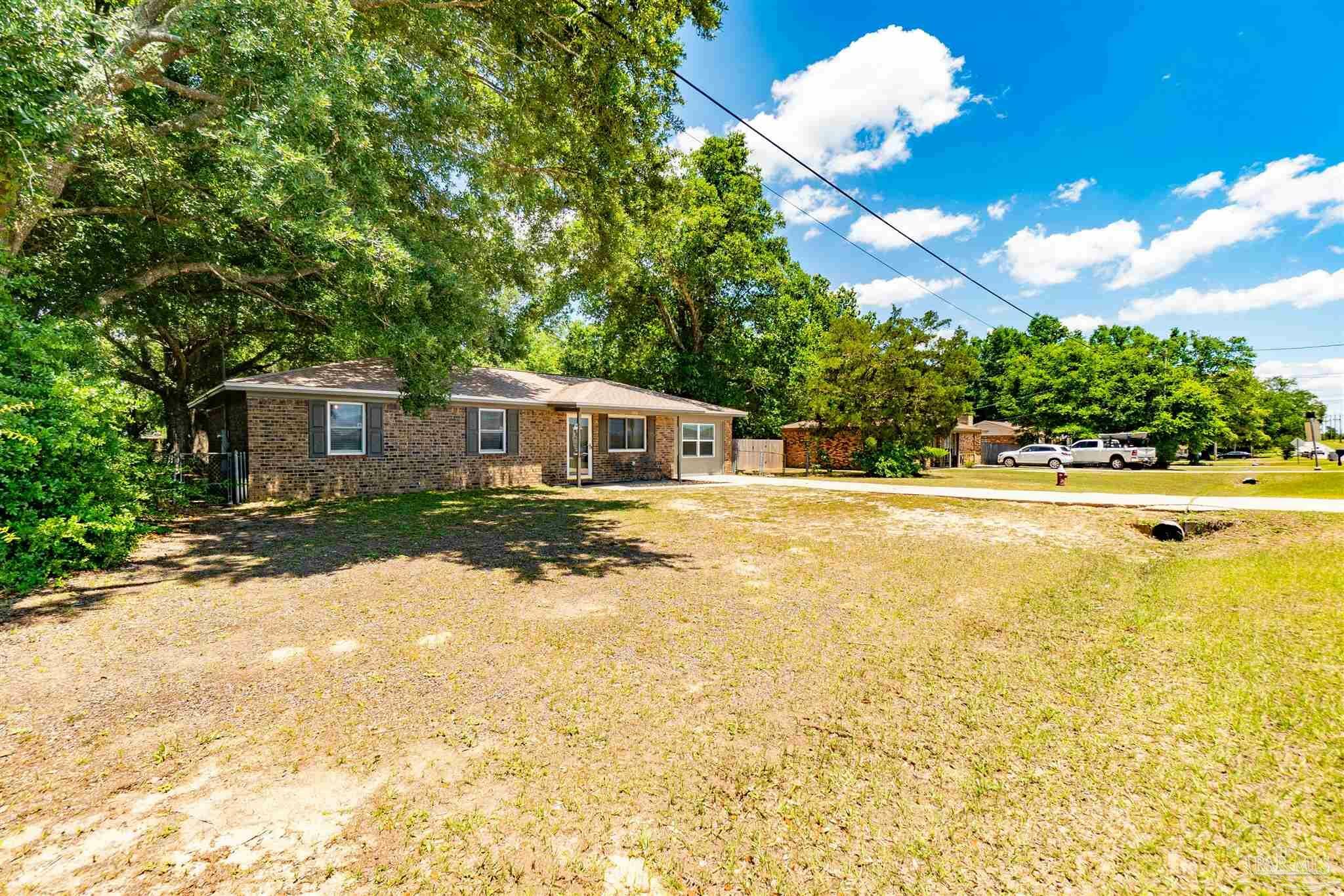 Property Photo: 5518 Cyanamid Rd FL 32583