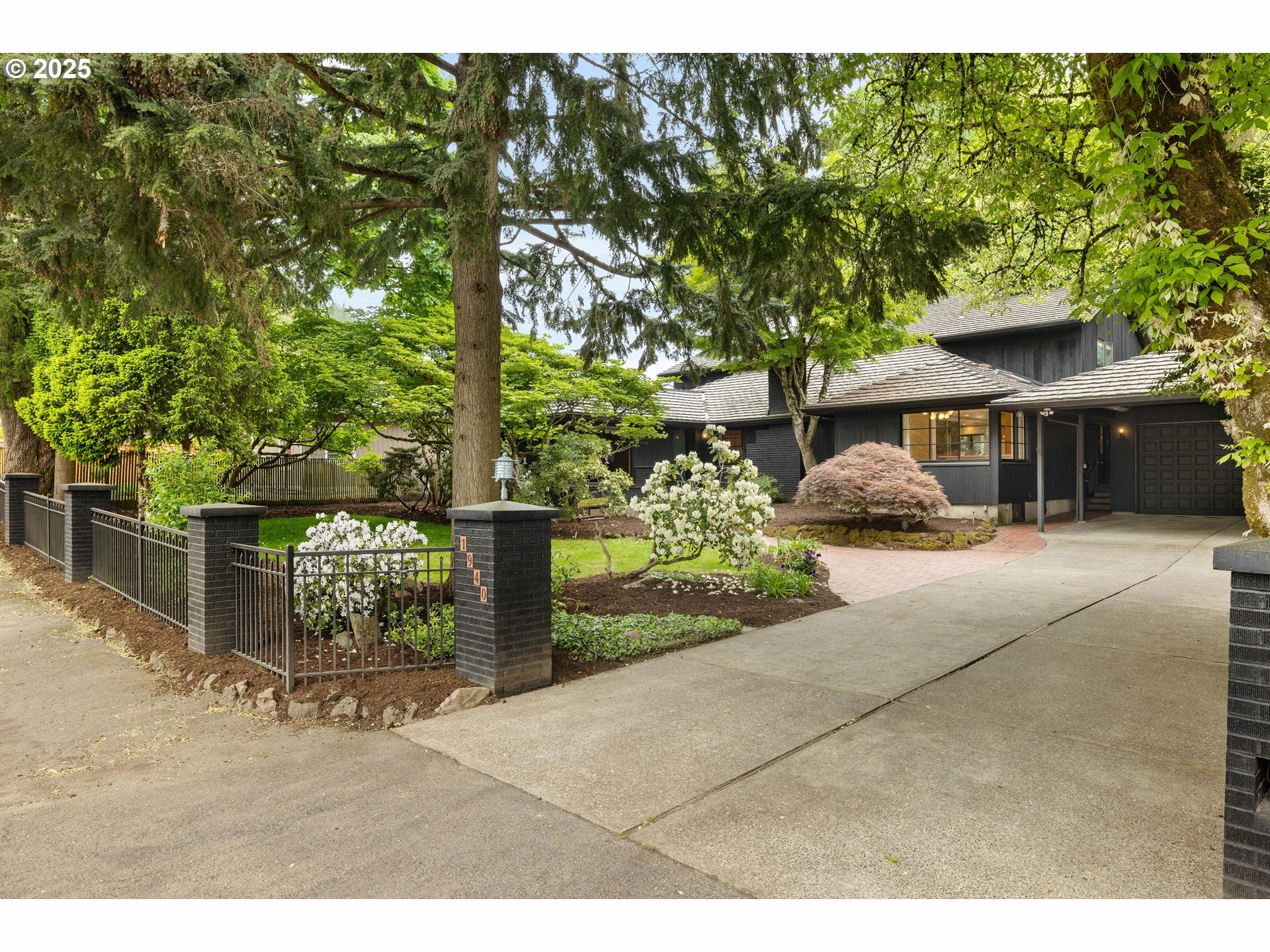 Property Photo: 1940 SW 71st Ave OR 97225