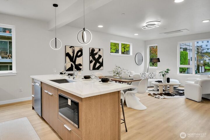 Property Photo: 2372 Franklin Avenue E WA 98102