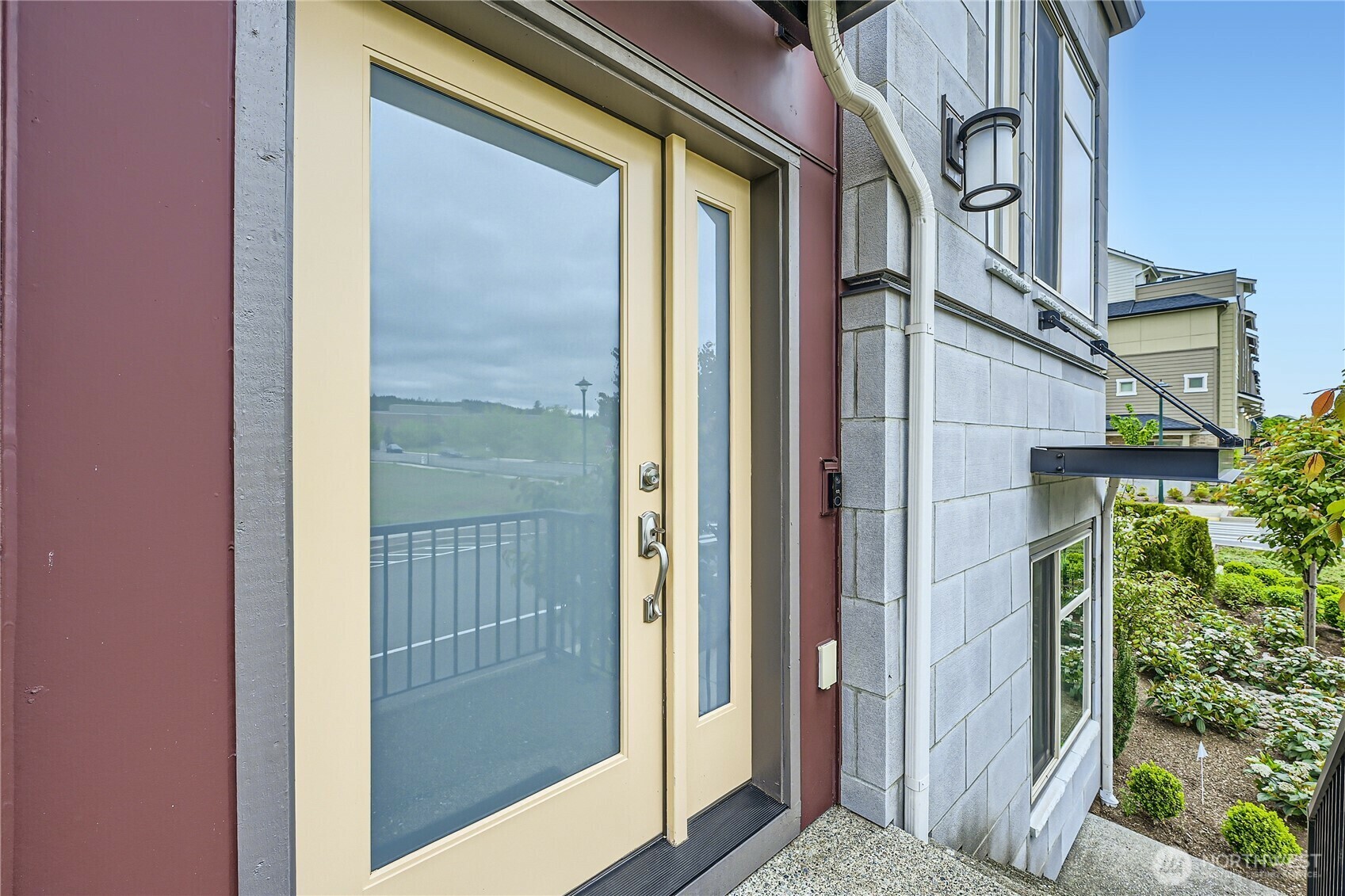 Property Photo: 987 8th Ave NE WA 98029