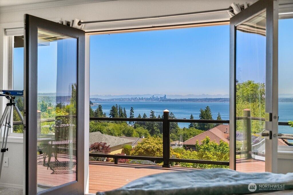 Property Photo:  2585  Alaska Avenue E  WA 98366 