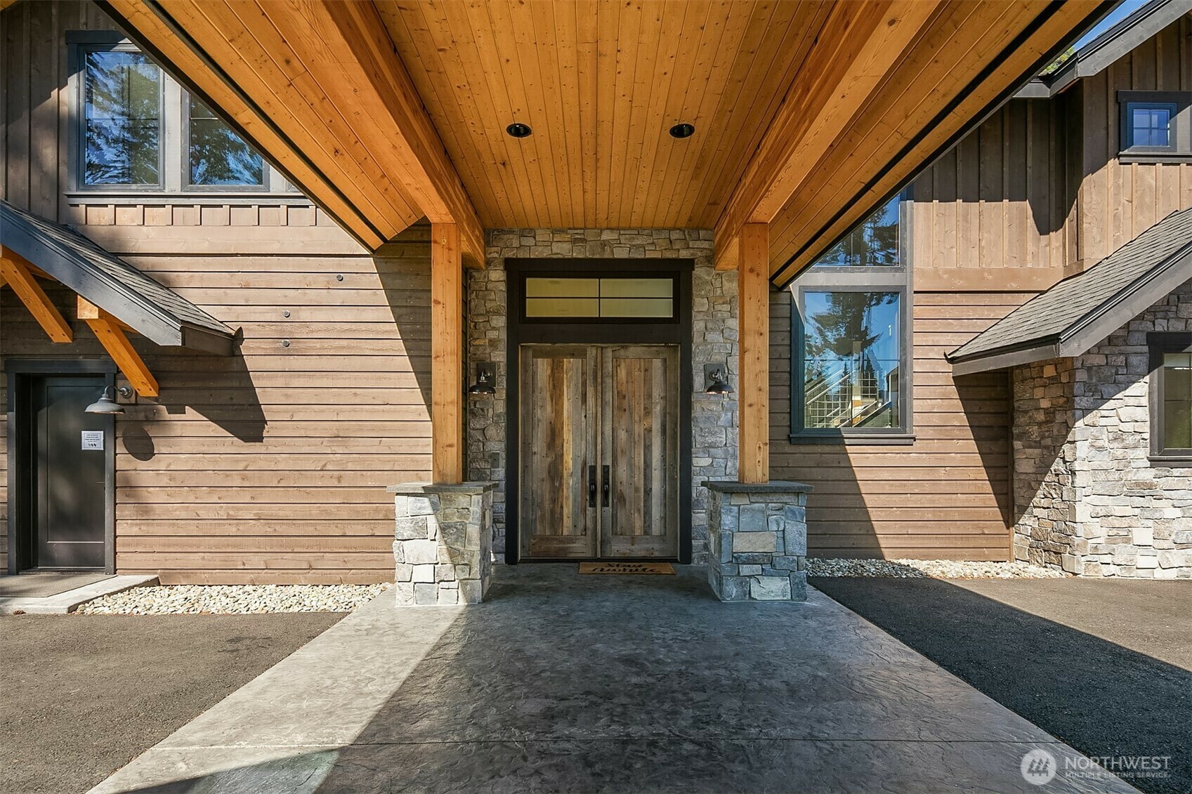 Property Photo: 350 Kings Court WA 98922