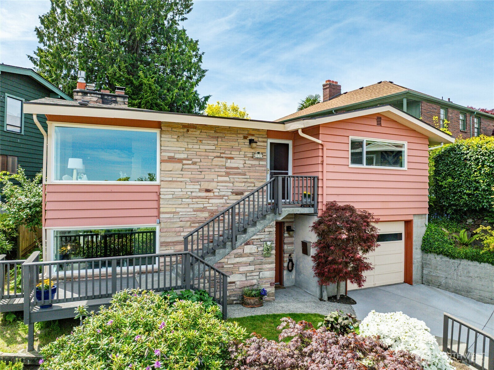 Property Photo: 2537 Montavista Place W WA 98199