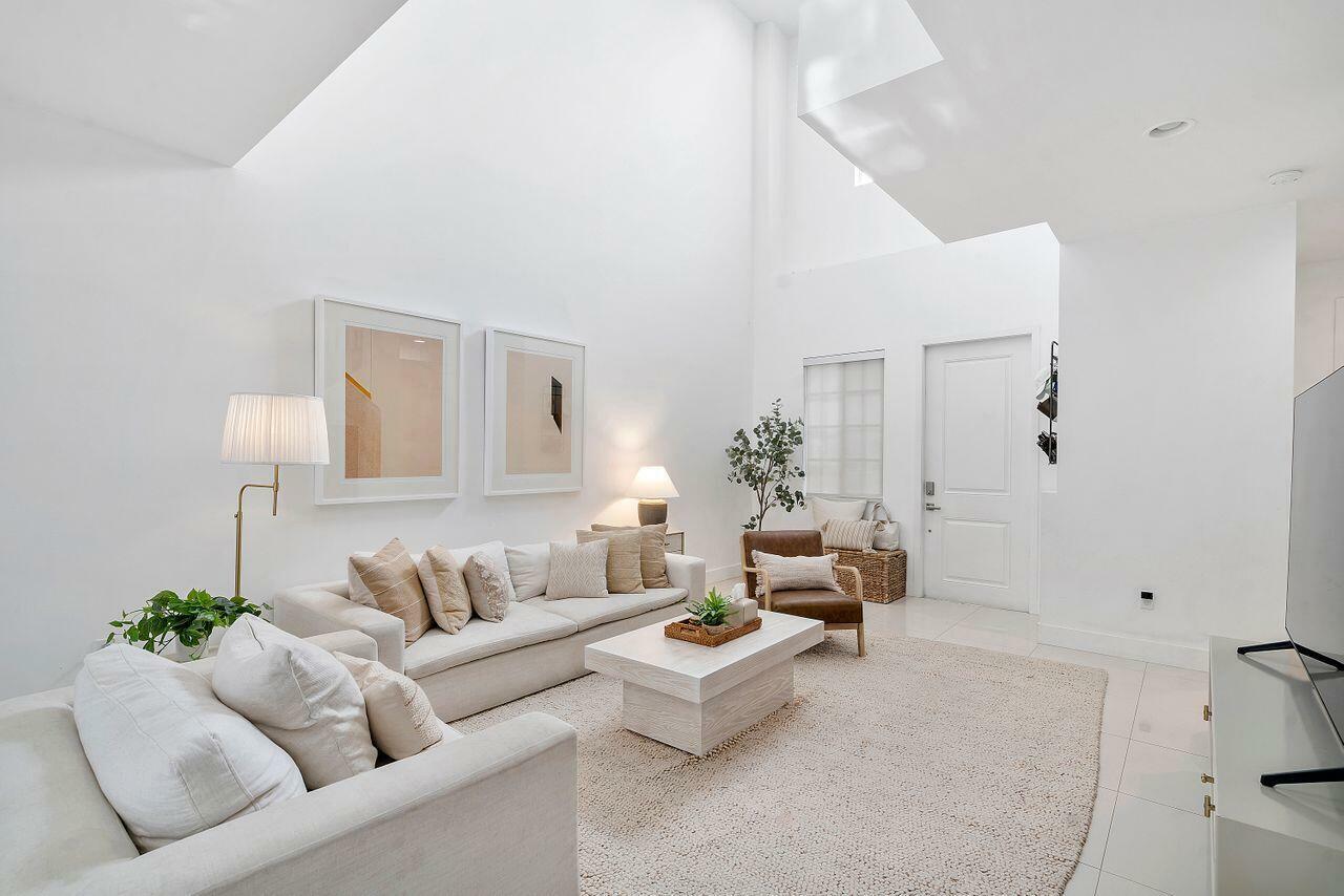 Property Photo: 160 SE 7th Way FL 33060