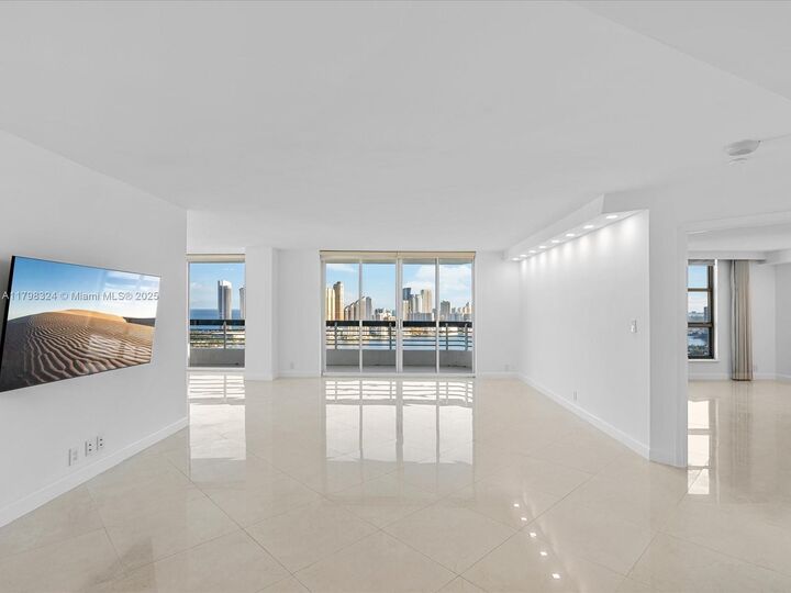 Property Photo: 3530 Mystic Pointe Dr Lph10 FL 33180