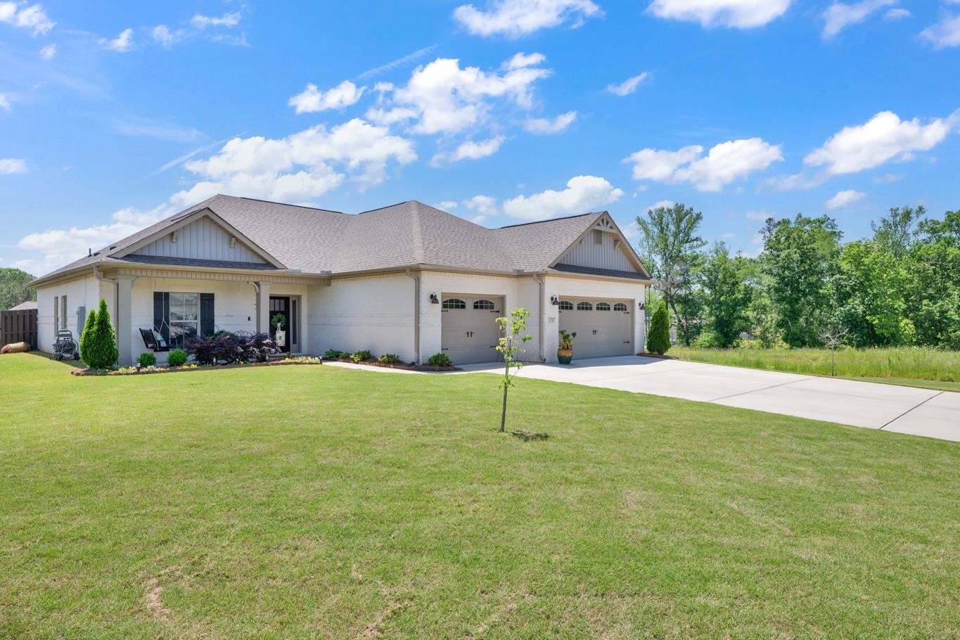 Property Photo: 1707 Meadowbrook Ln AL 35055 - CULLMAN