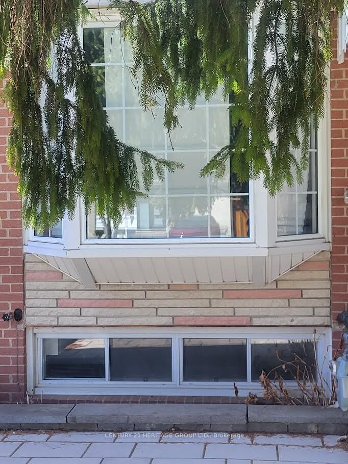 Property Photo: 232 Blue Grass Boulevard ON L4C 3H2