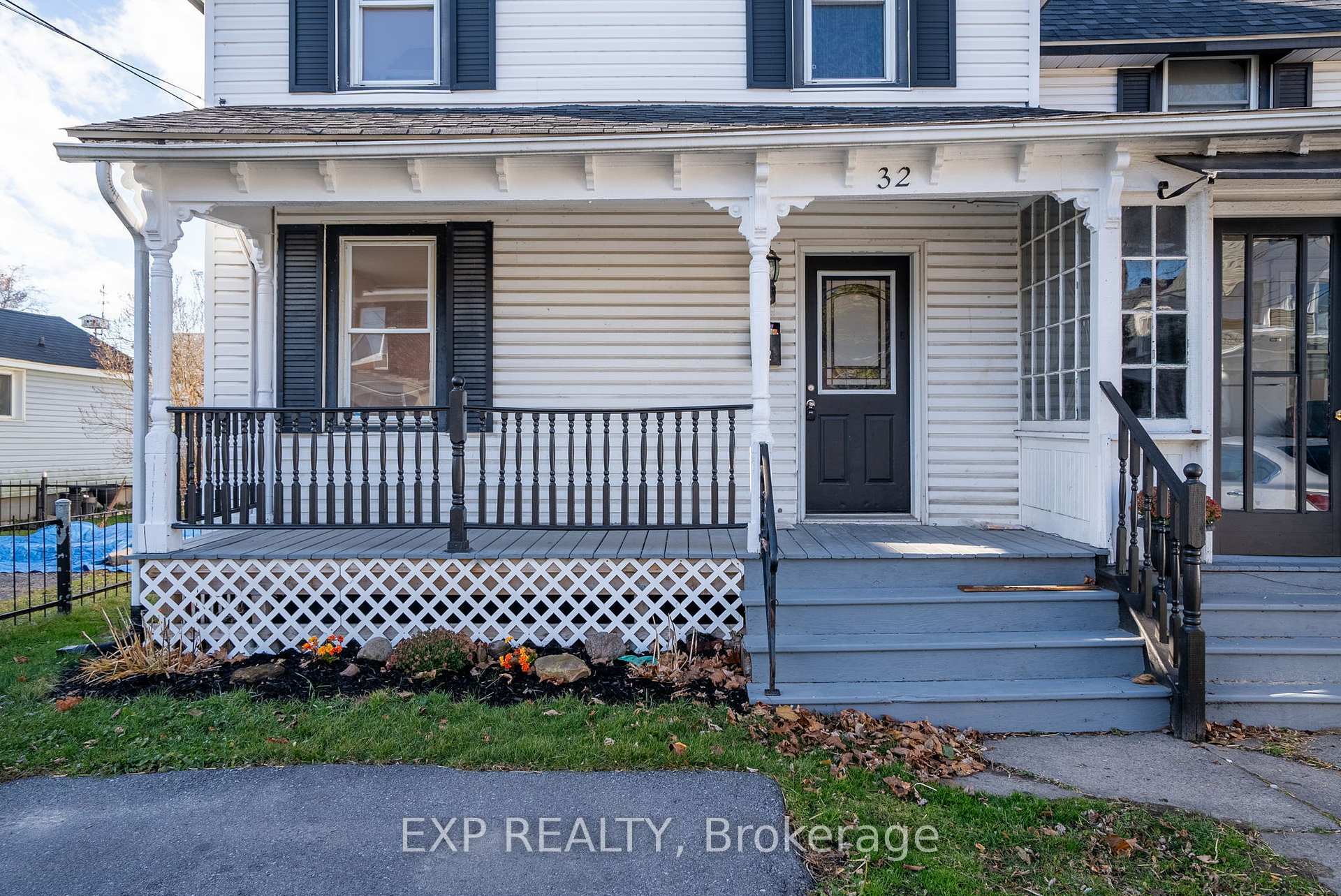 Property Photo: 32-34 Gloucester Street N ON K6H 3W2