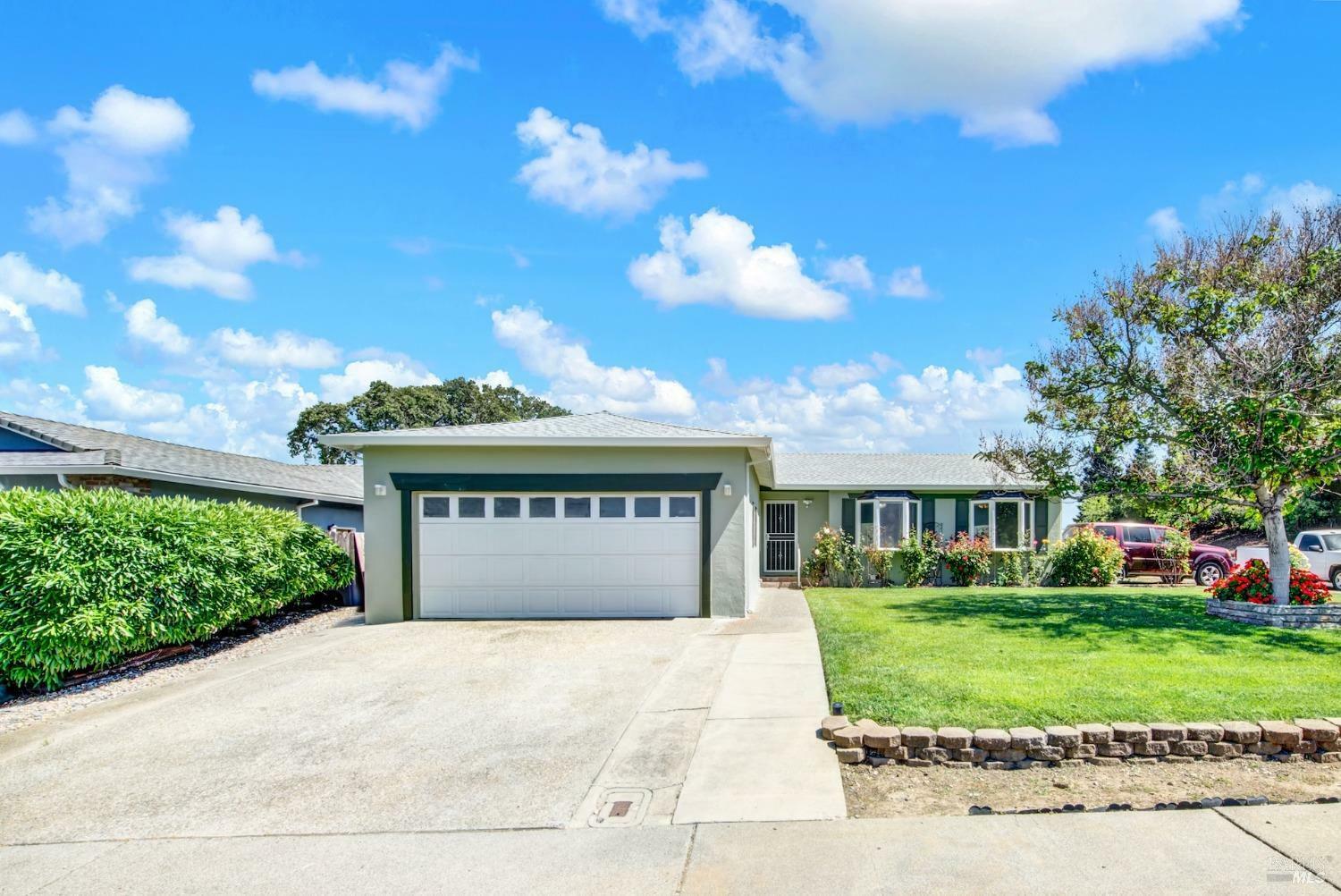 Property Photo: 1199 Creekside Drive CA 95687
