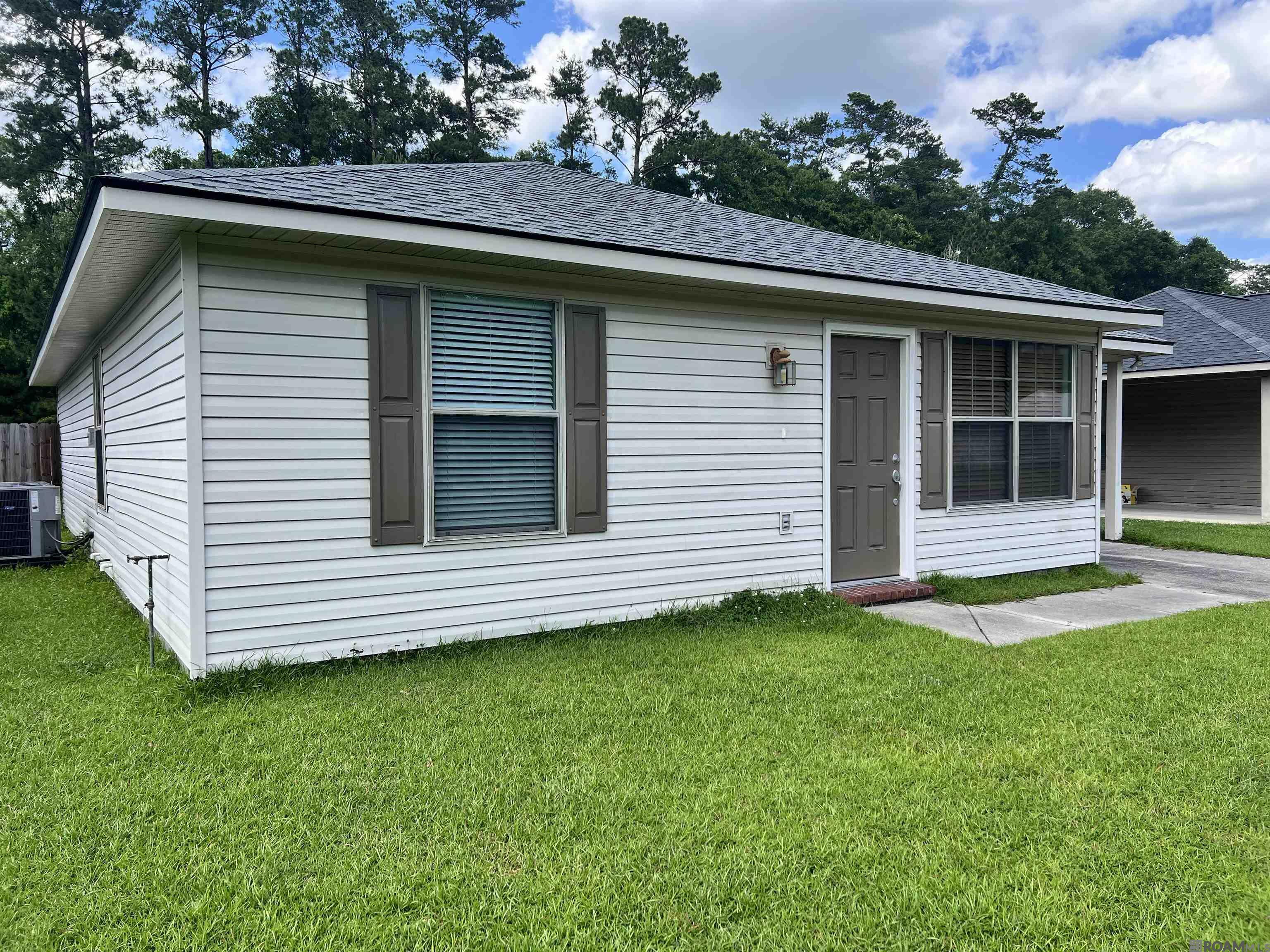 Property Photo: 12861 Mulberry Dr LA 70726