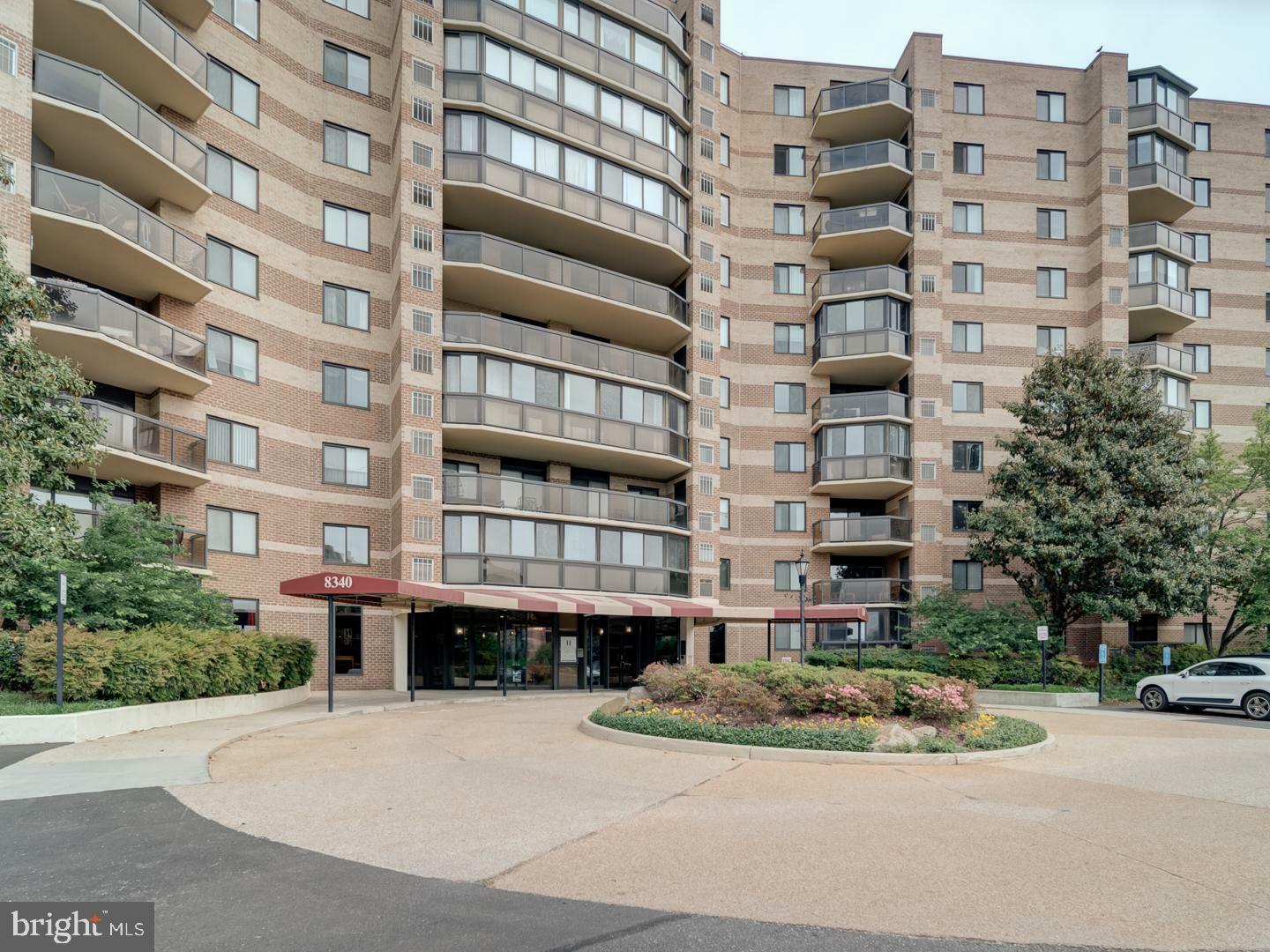Property Photo: 8340 Greensboro 907 VA 22102