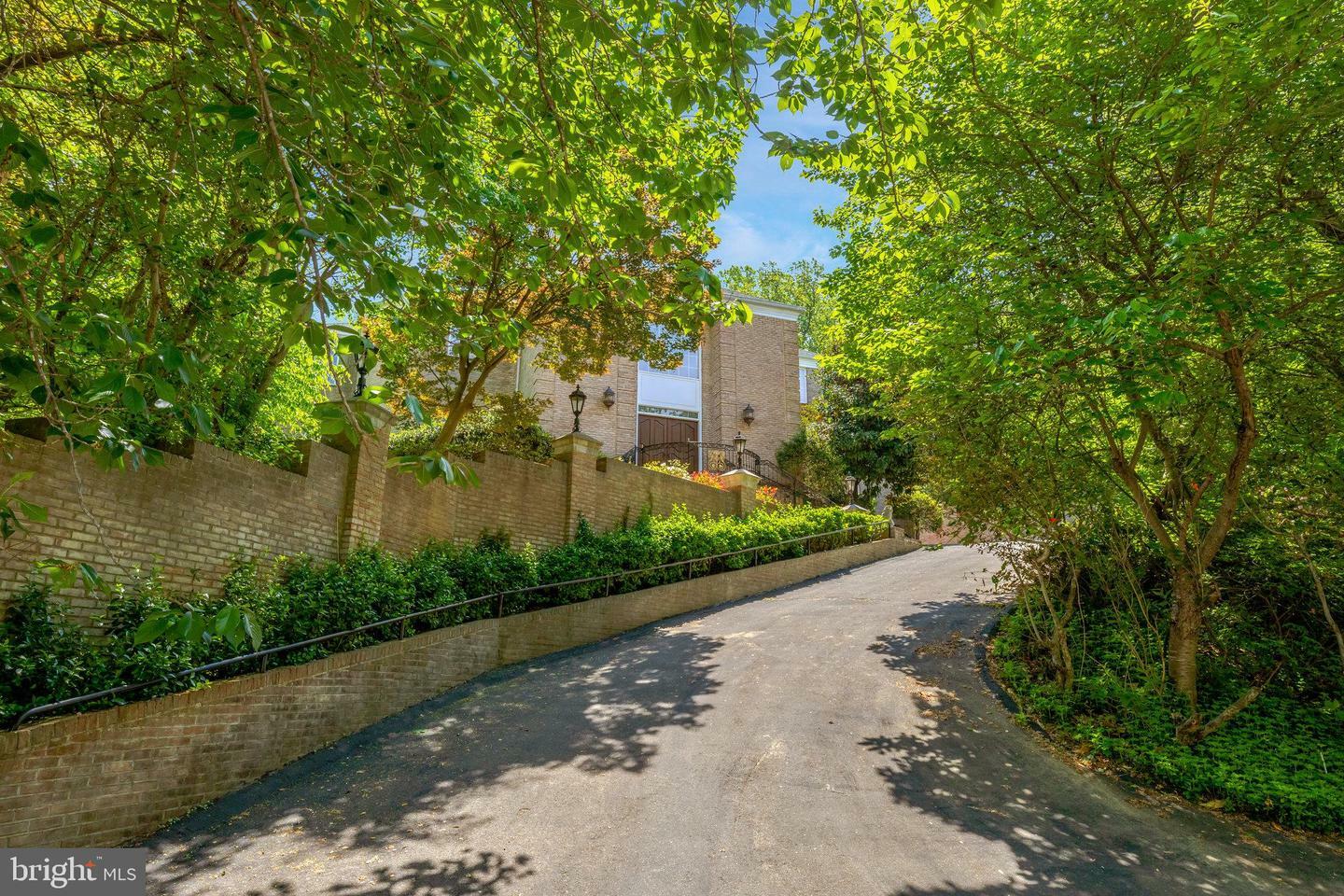 Property Photo: 609 Rivercrest Drive VA 22101