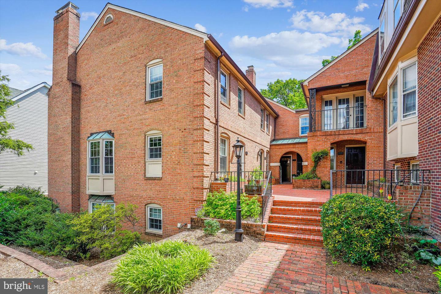 Property Photo: 1802 21st Street N VA 22209