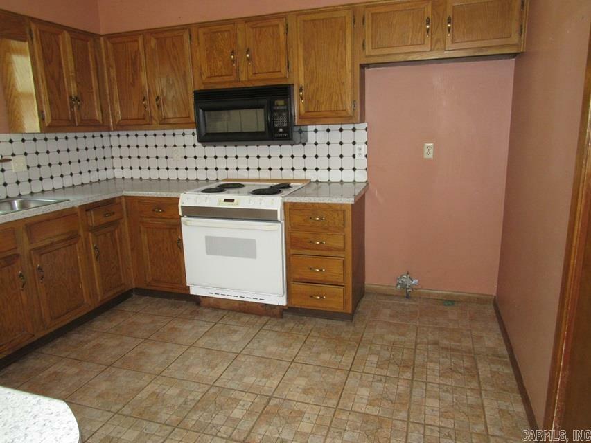 Property Photo: 810 Autumnbrook Cir AR 72120