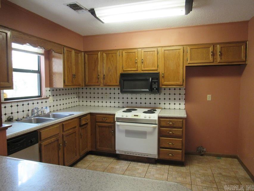 Property Photo: 810 Autumnbrook Cir AR 72120