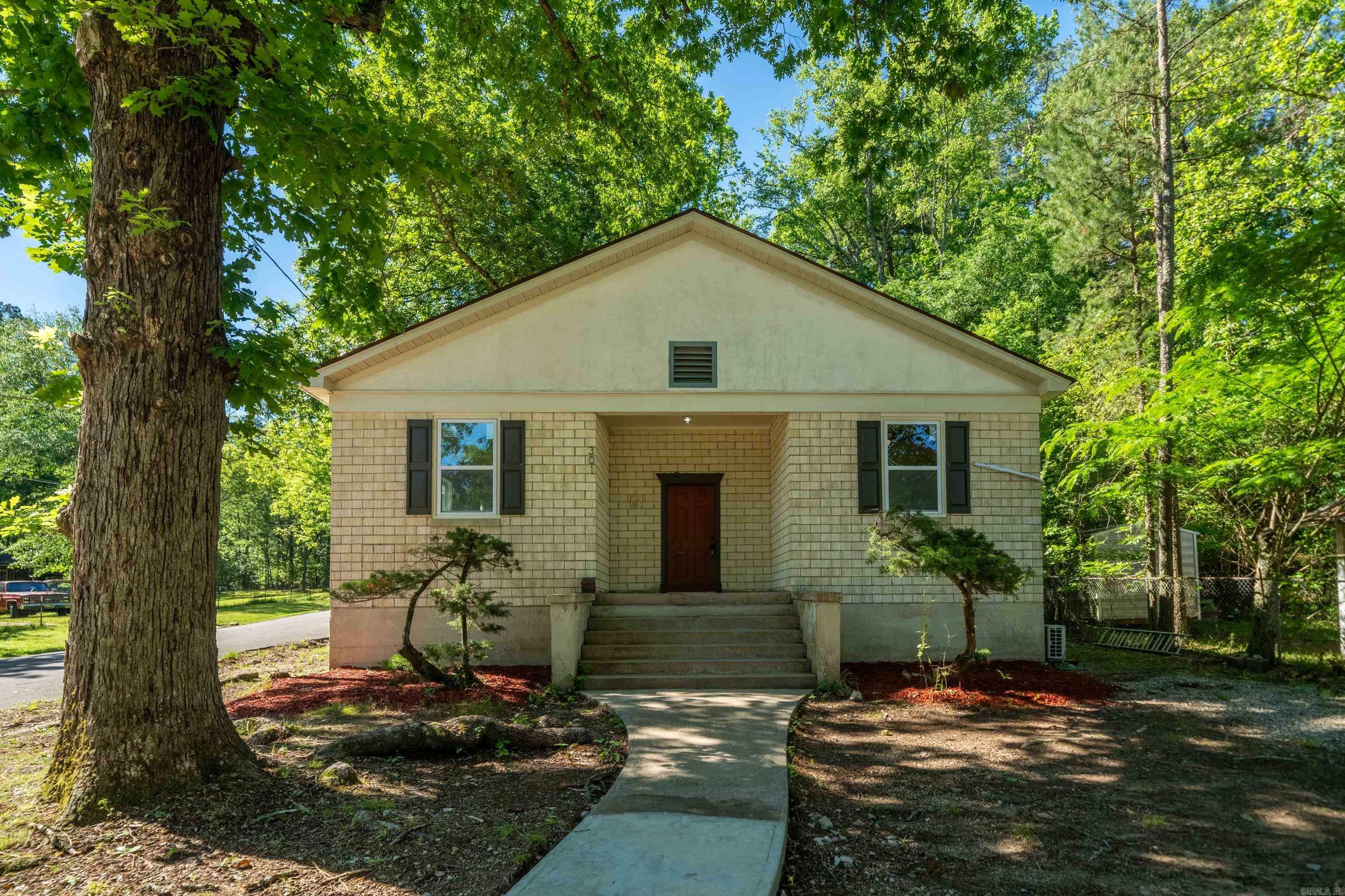 Property Photo:  301 Walter Street  AR 71901 