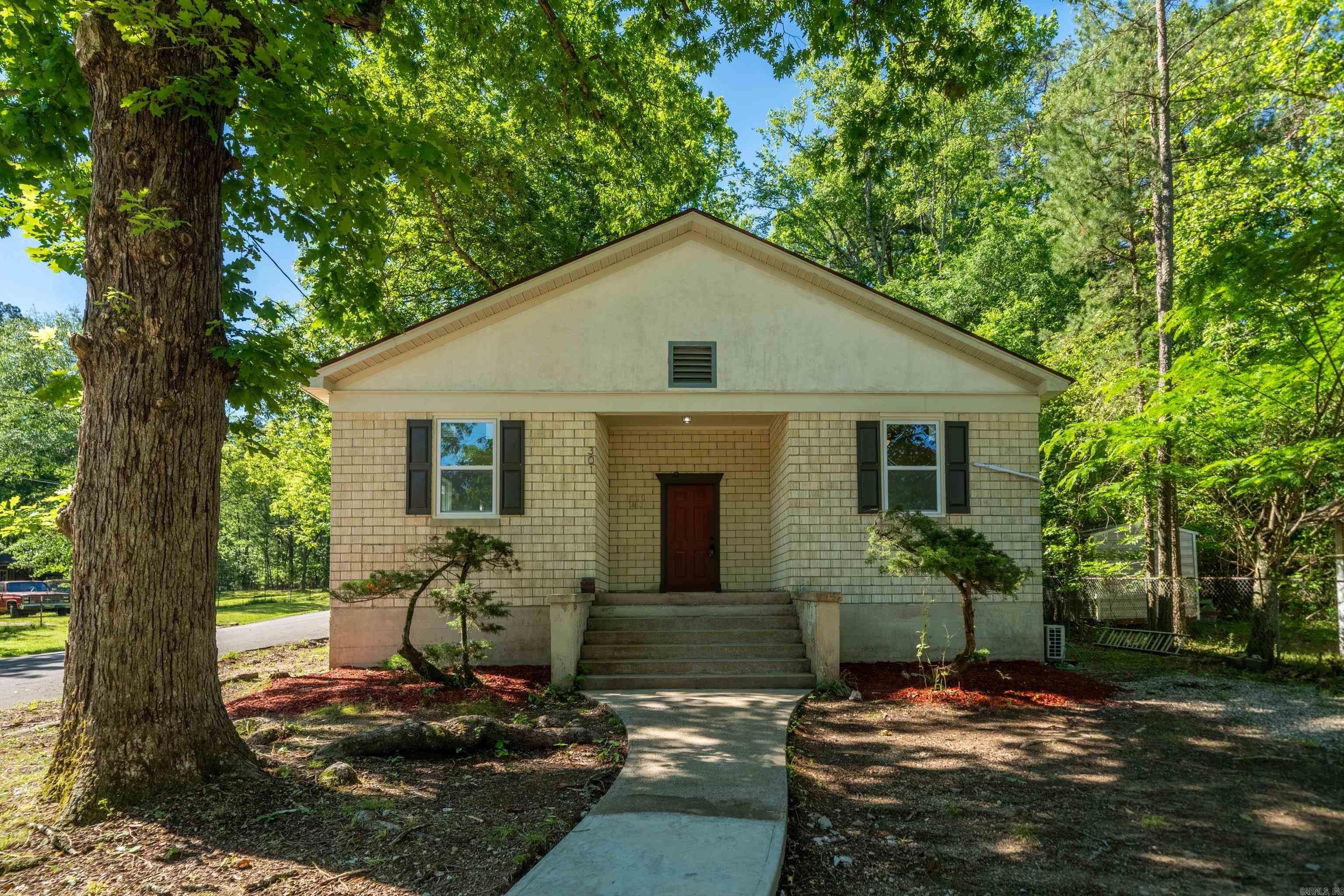 Property Photo:  301 Walter Street  AR 71901 