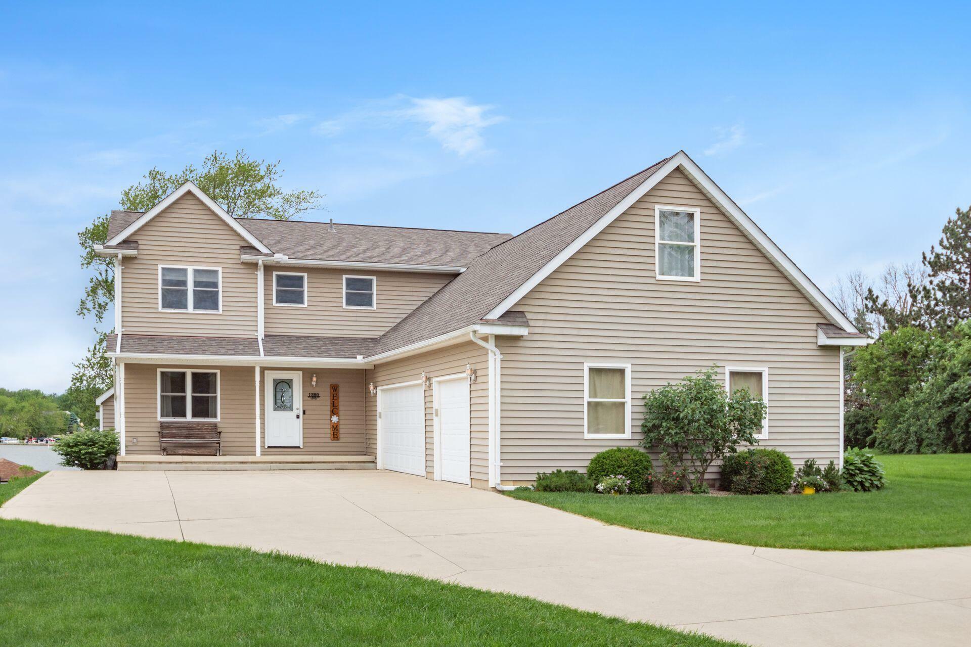 Property Photo: 1380 E Choctaw Drive OH 43140