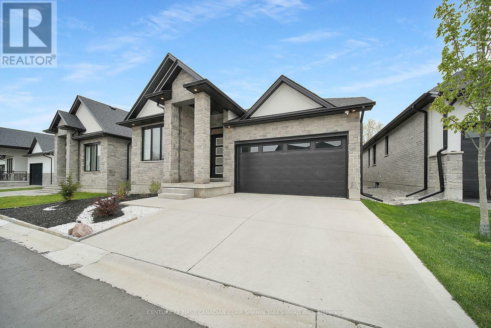 Photo de la propriété: 6990 Clayton Walk 45 ON N6P 0B2