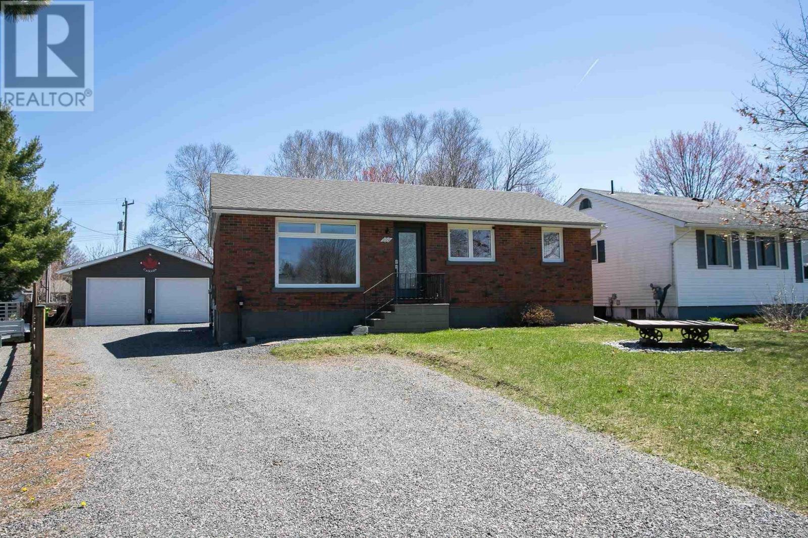 Photo de la propriété: 69 Ashgrove Ave ON P6A 4X3