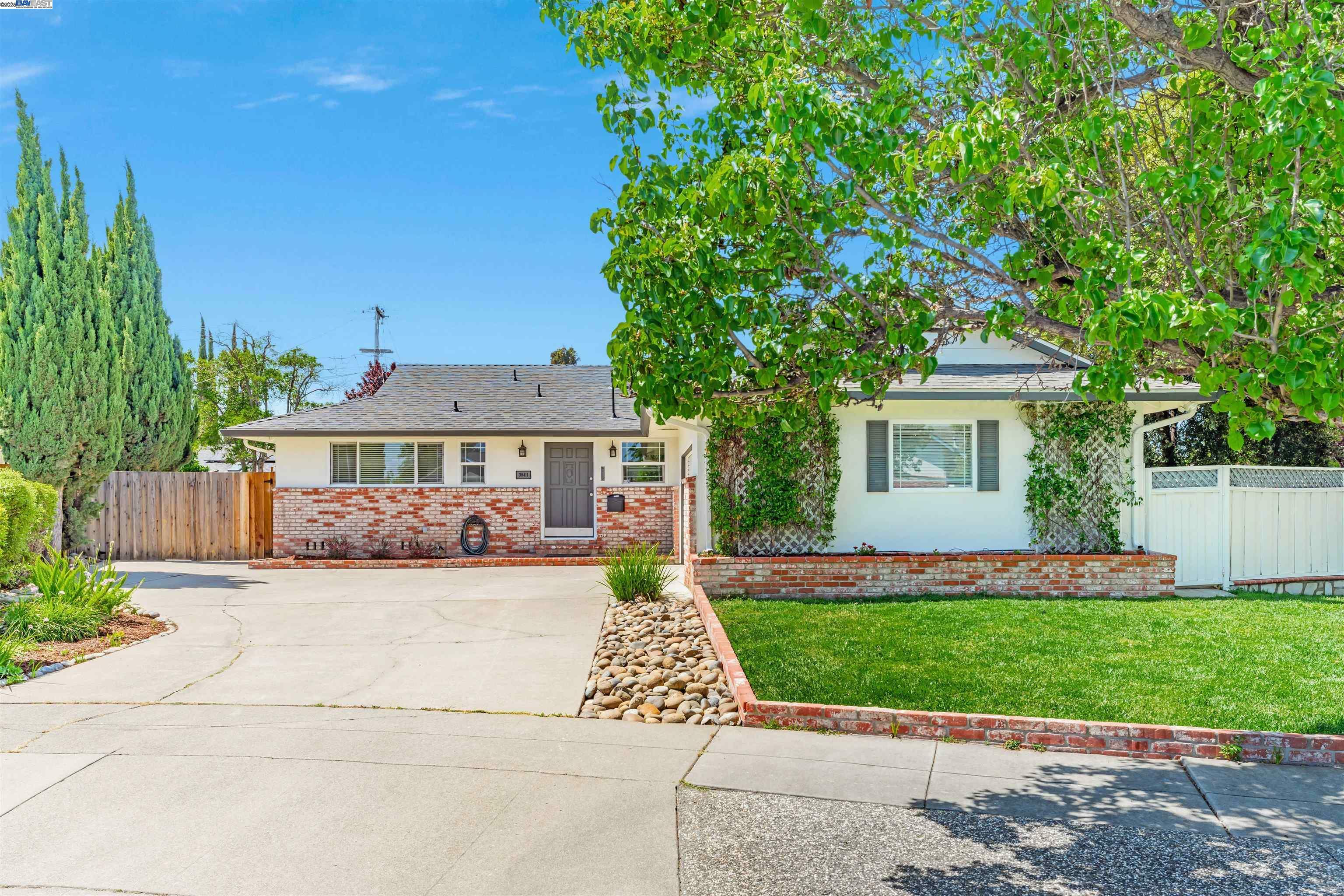 Property Photo: 38411 Dennis Ct CA 94536
