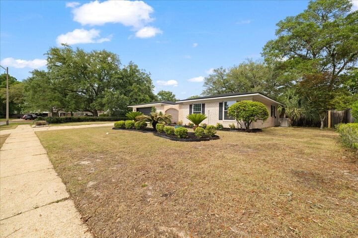 Property Photo: 403 Cheyenne Circle FL 32547