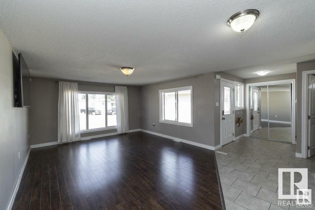 Property Photo: 33 West View Boulevard NW AB T5S 1T5