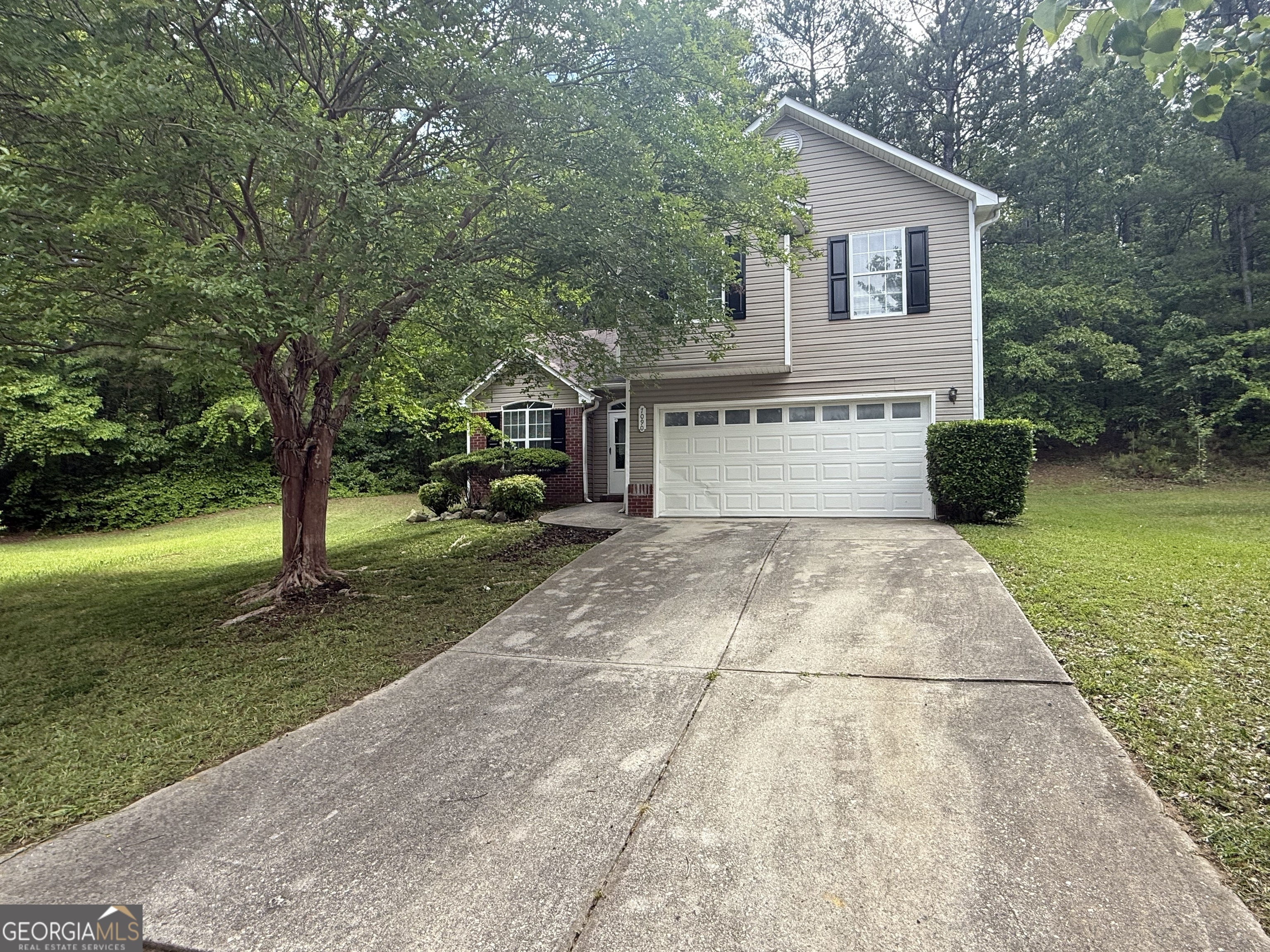 Property Photo: 7090 E Village Court GA 30296