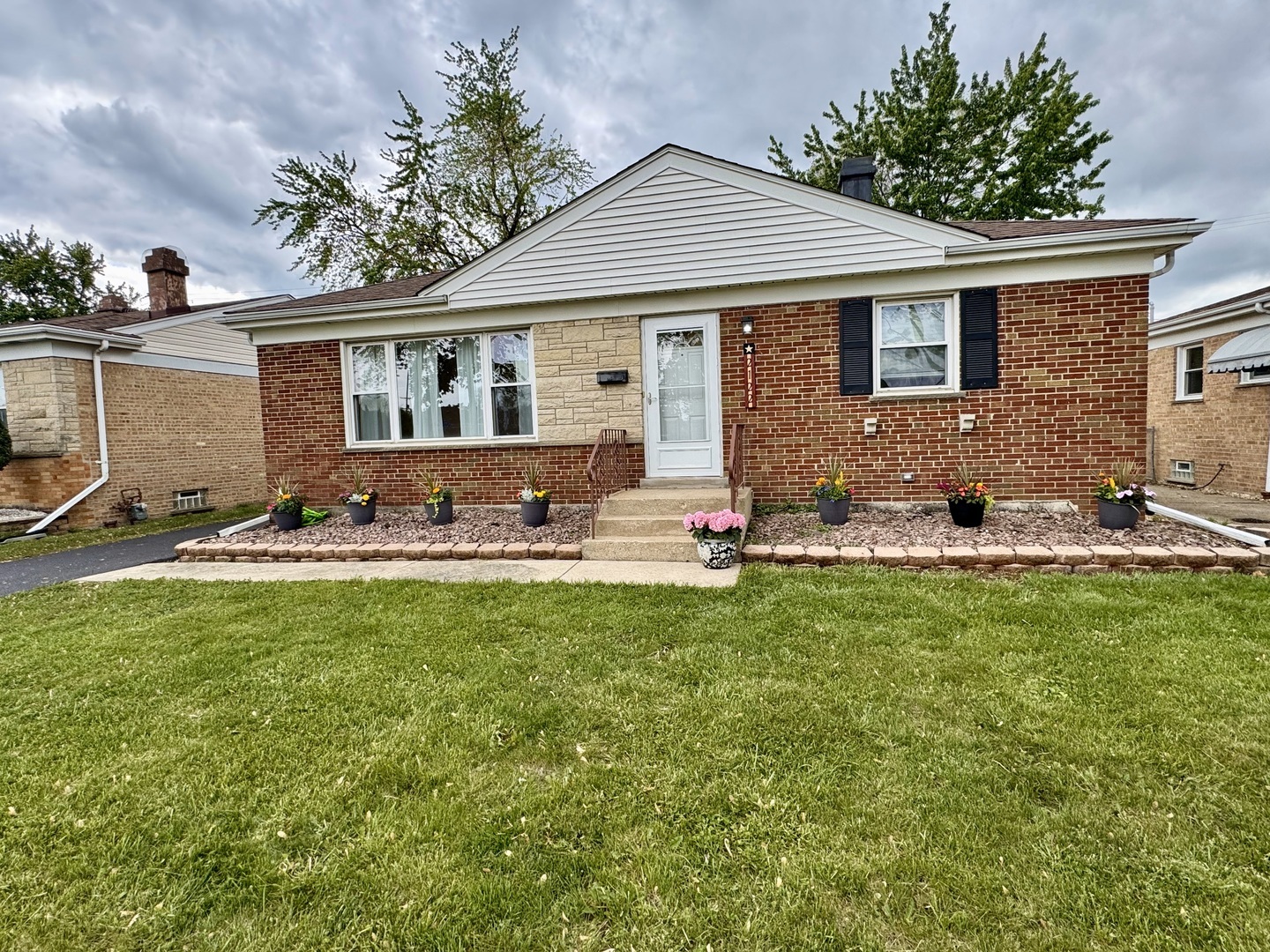 Property Photo:  2122 Mandel Avenue  IL 60154 