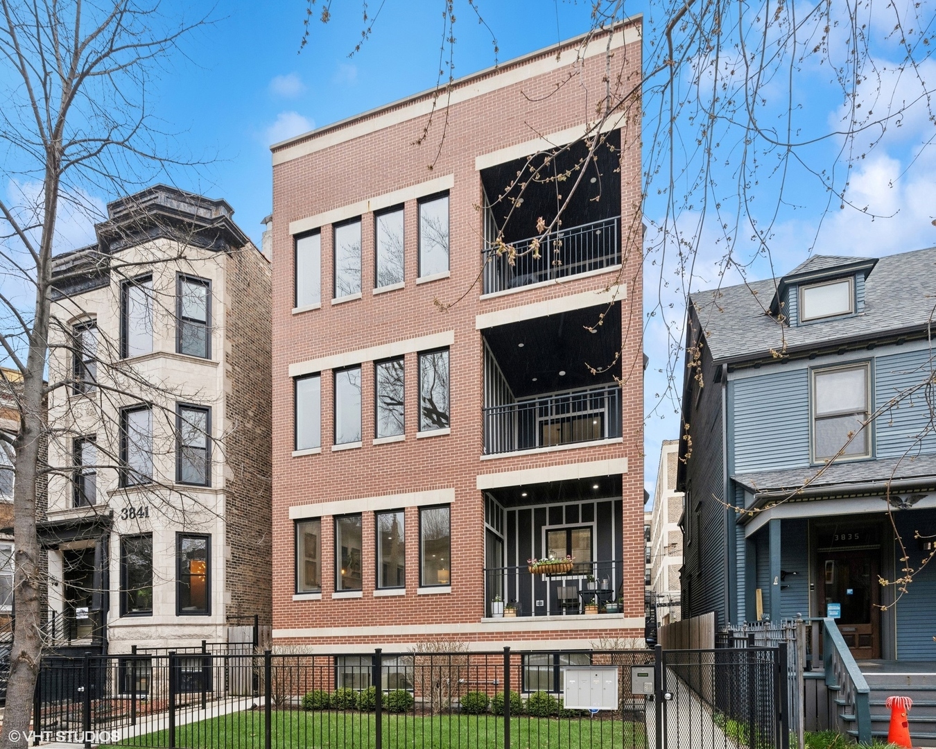 Property Photo: 3837 N Kenmore Avenue 1W IL 60613