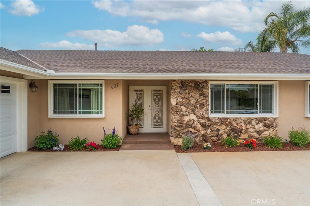 Property Photo:  637 Anson Street  CA 93065 