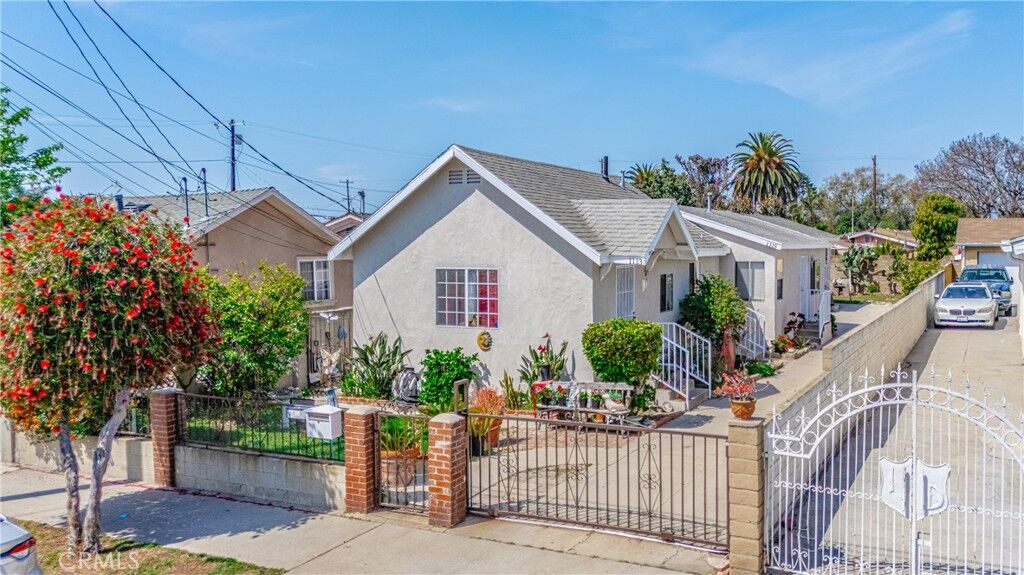 Property Photo:  1113 Flint Avenue  CA 90744 
