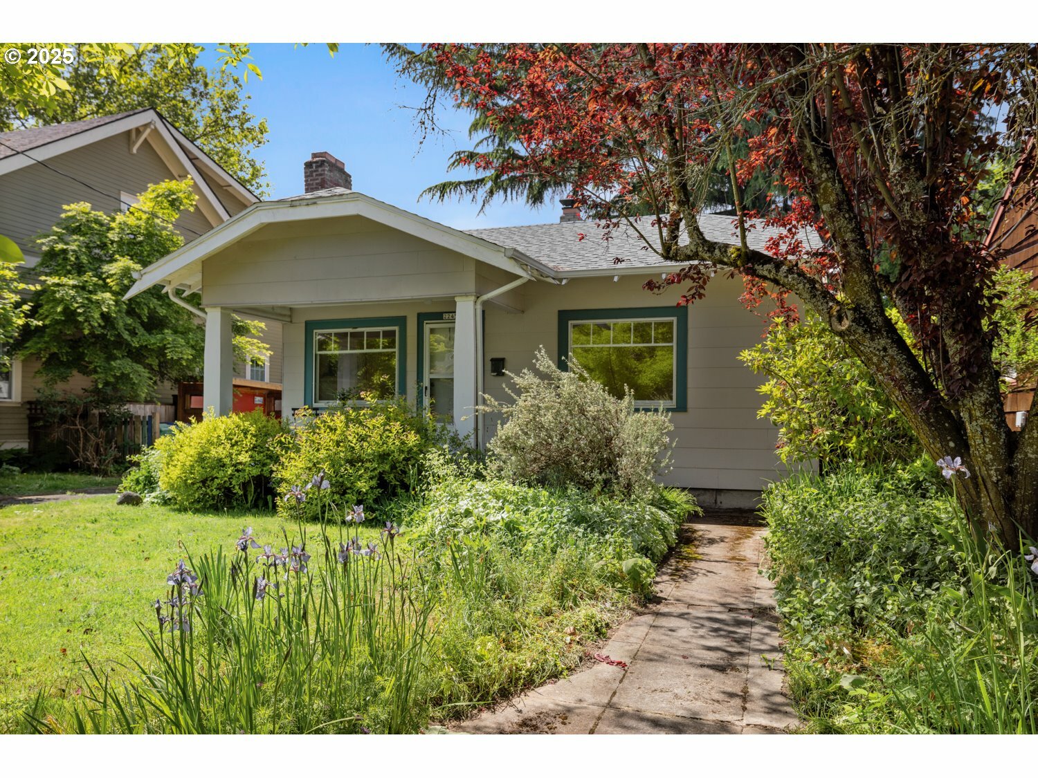 Property Photo: 2245 SE 32nd Pl SE OR 97214