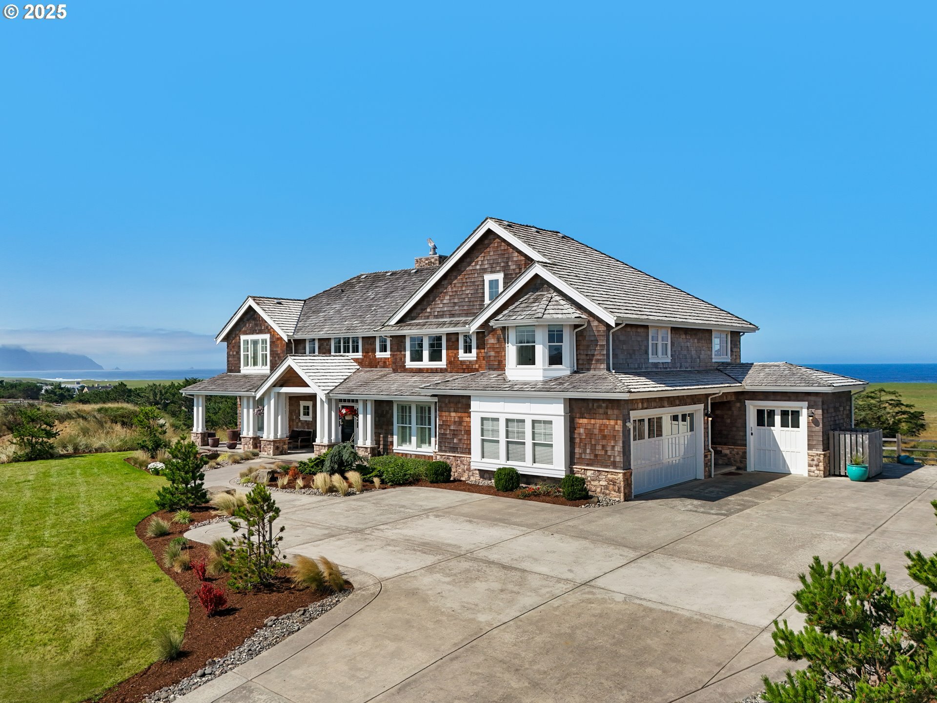 Property Photo: 89062 Pinehurst Rd OR 97138