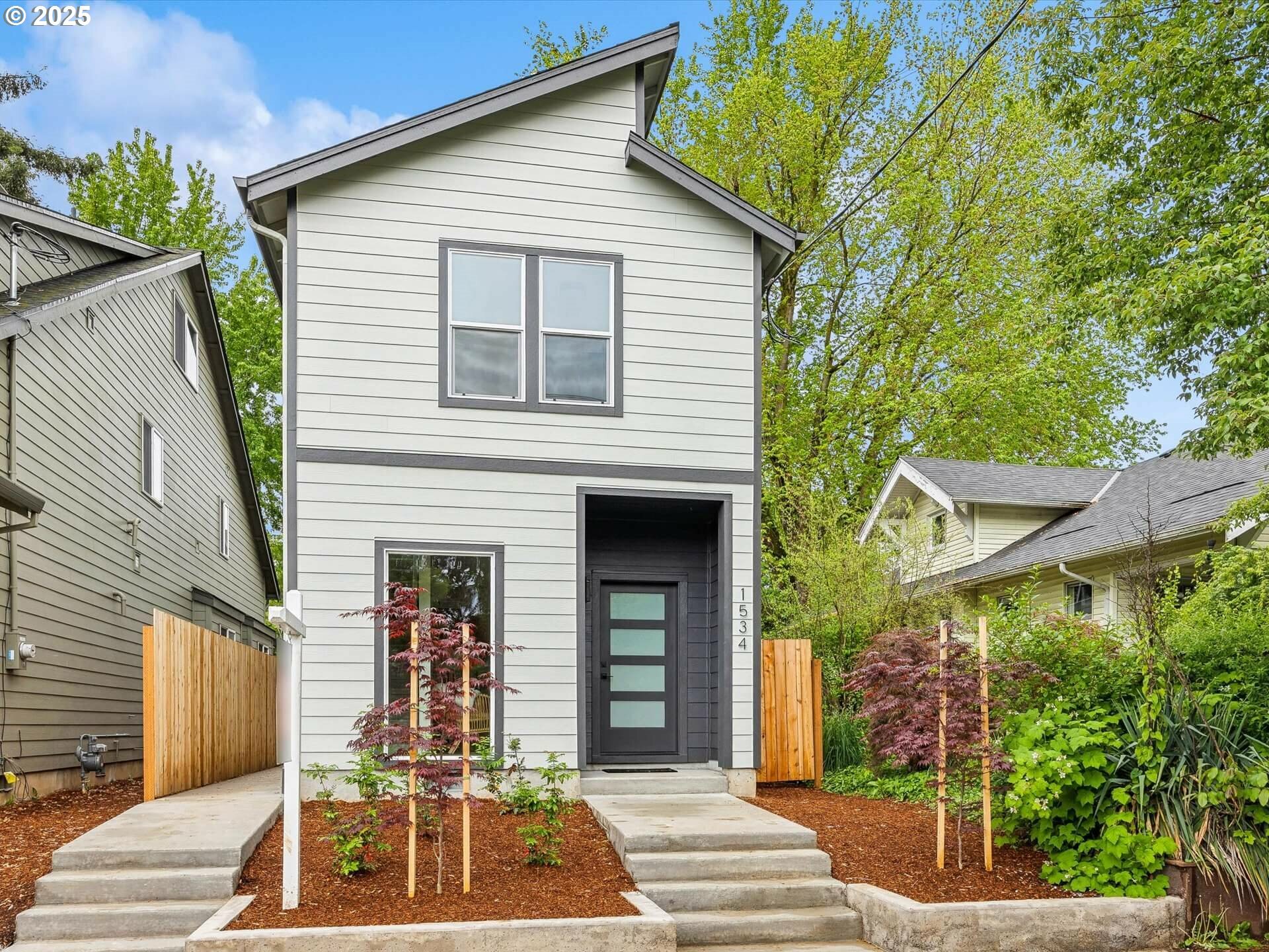 Property Photo: 1534 N Schofield St OR 97217