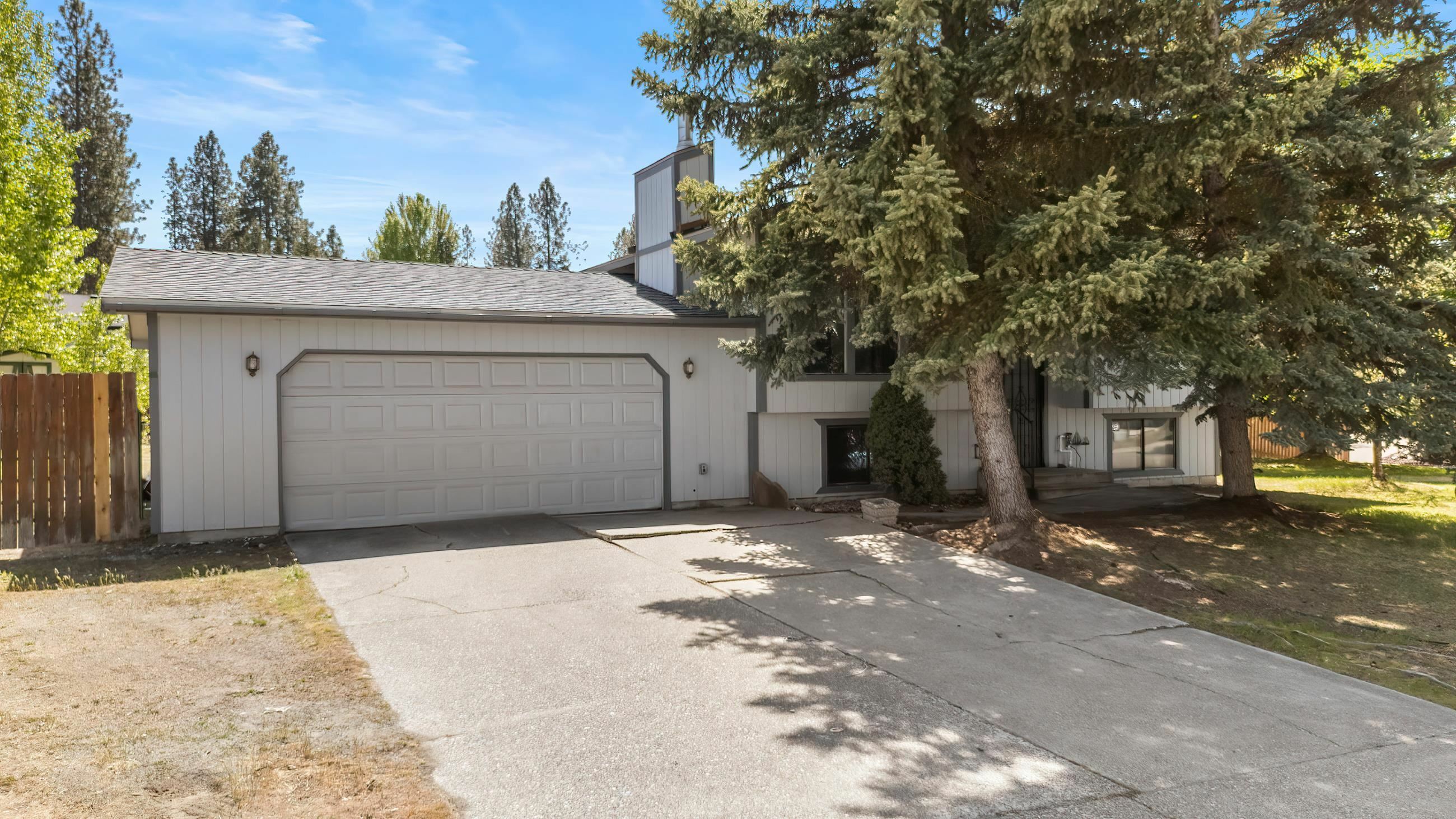 Property Photo: 3326 E Pineglen Ave WA 99021