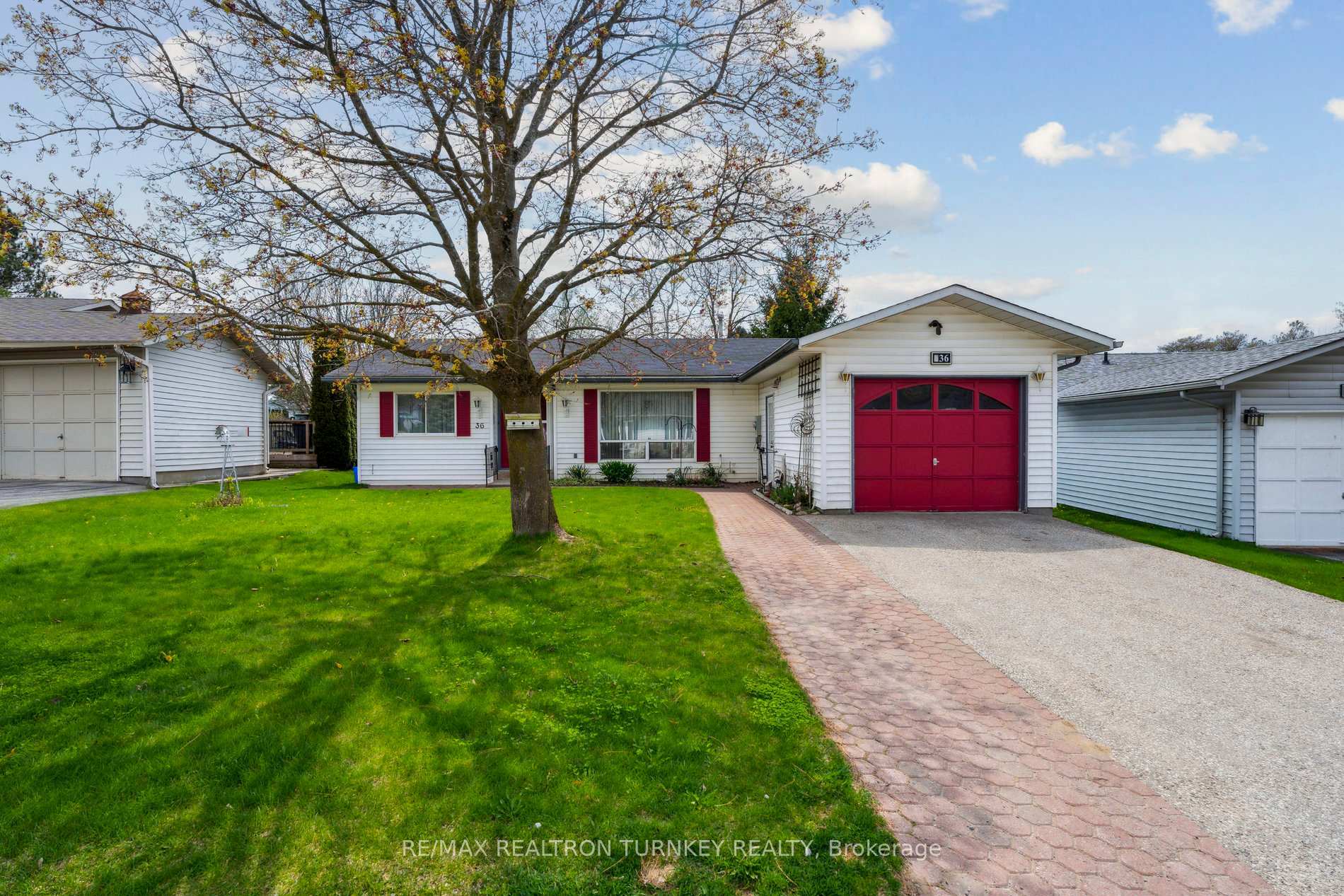 Property Photo: 36 Tecumseth Pines Drive ON L0G 1W0